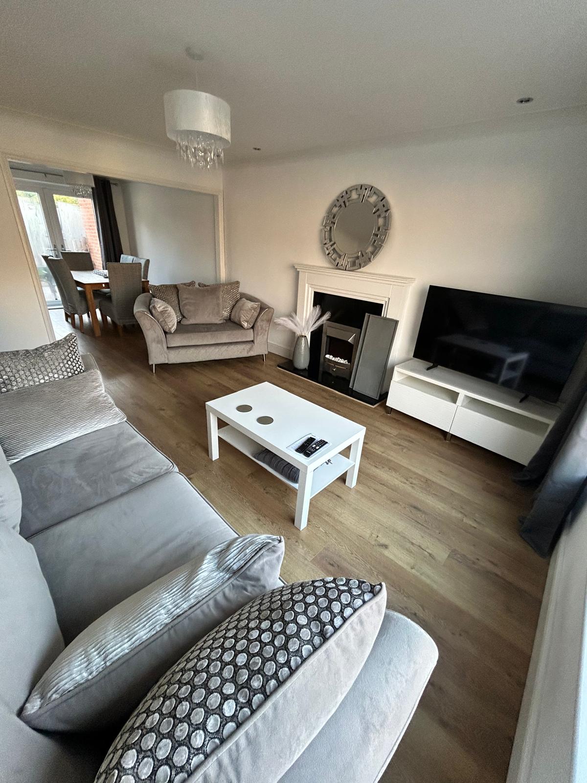 Spacious 2BR South Anston House Driveway Parking in Windsor Walk 26 S25 5EL - Property image 6 - VivreStays