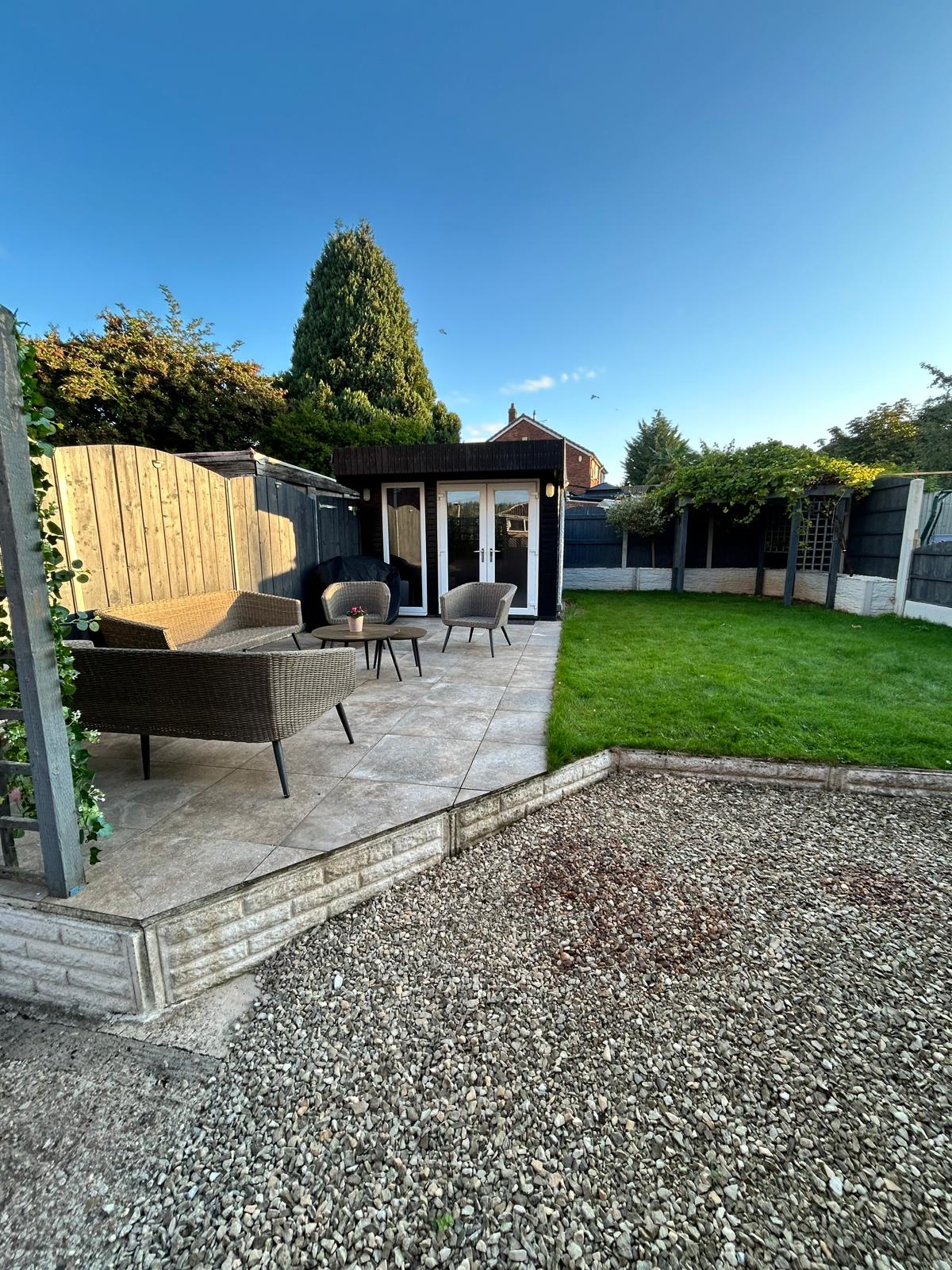 Spacious 2BR South Anston House Driveway Parking in Windsor Walk 26 S25 5EL - Property image 8 - VivreStays