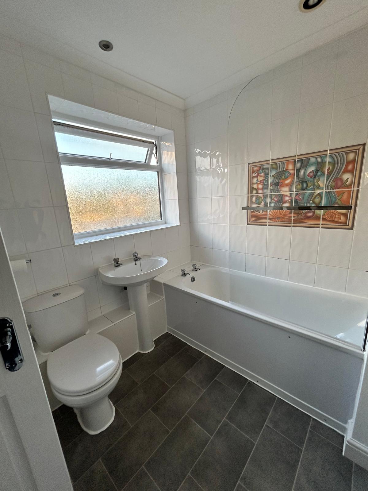 Spacious 2BR South Anston House Driveway Parking in Windsor Walk 26 S25 5EL - Property image 12 - VivreStays