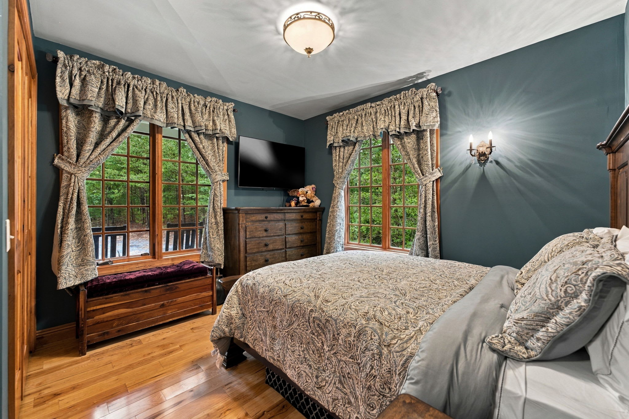 Bedroom 4 (main level): Queen bed with flat screen tv