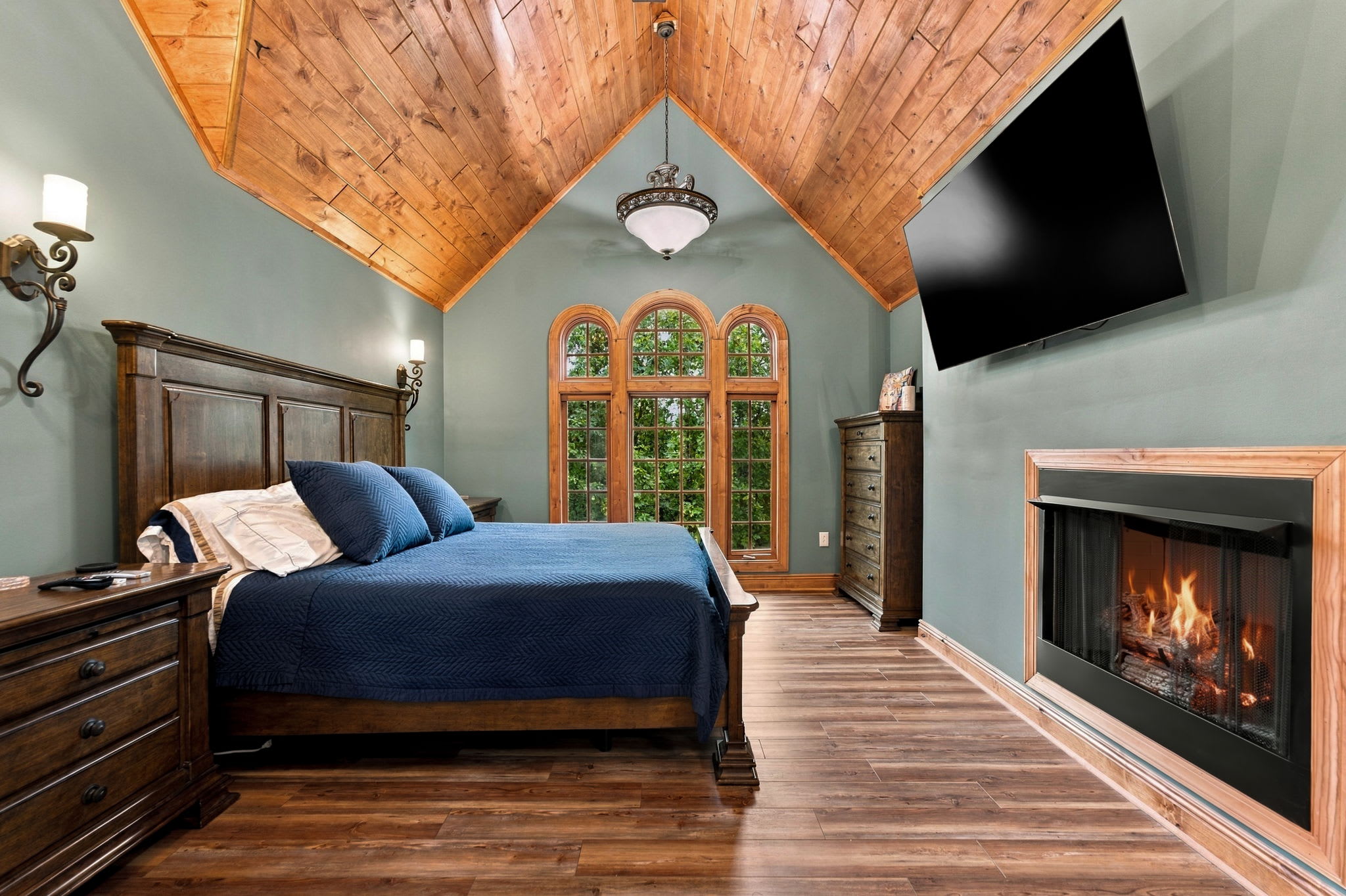 Bedroom 1 (upper level): King bed with flat screen tv, private balcony, ensuite w/soaking tub and shower. Fireplace is decorative.