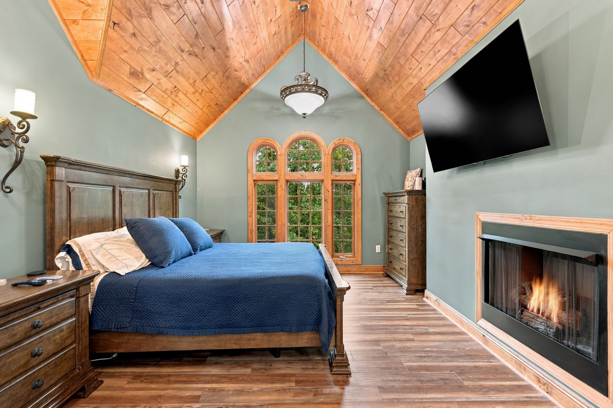 Bedroom 1: Fireplace is decorative