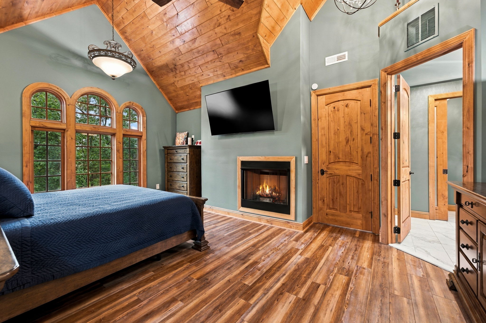 Mountain Lodge w/Theater, Gym, Music Room + Piano