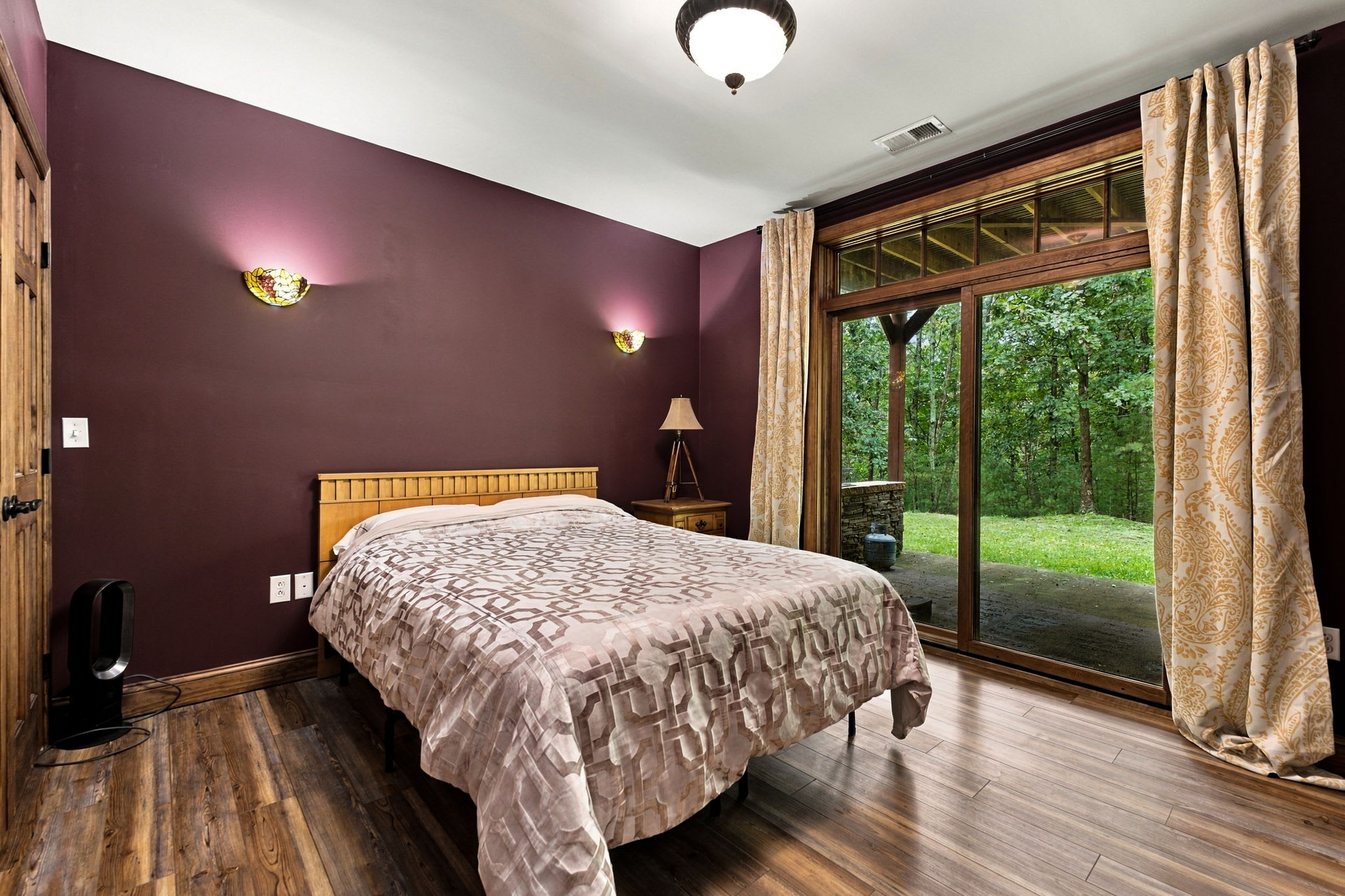 Bedroom 2 (lower level): Queen bed with flat screen tv, access to back patio and yard
