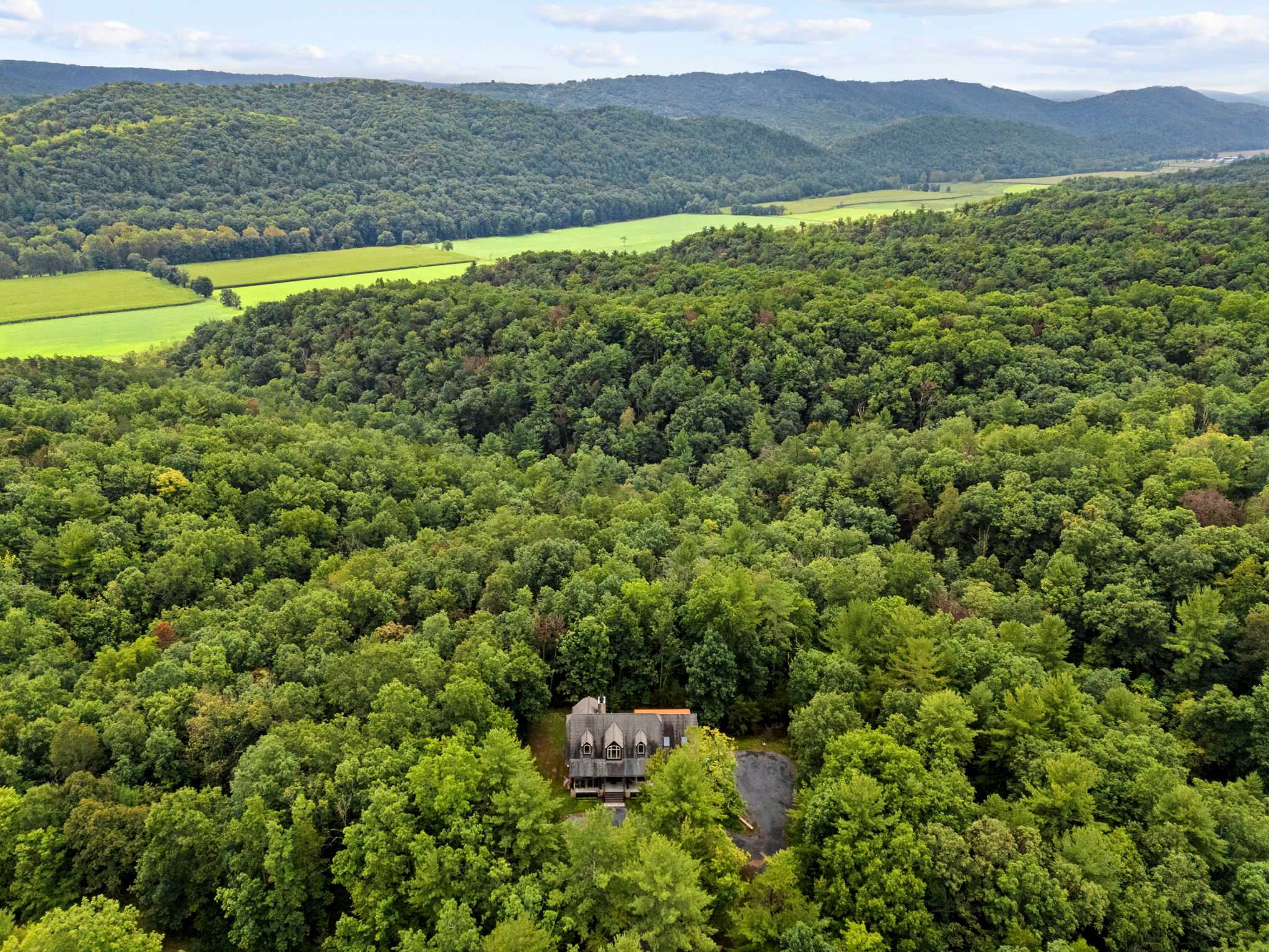 Mountain Lodge w/Theater, Gym, Music Room + Piano