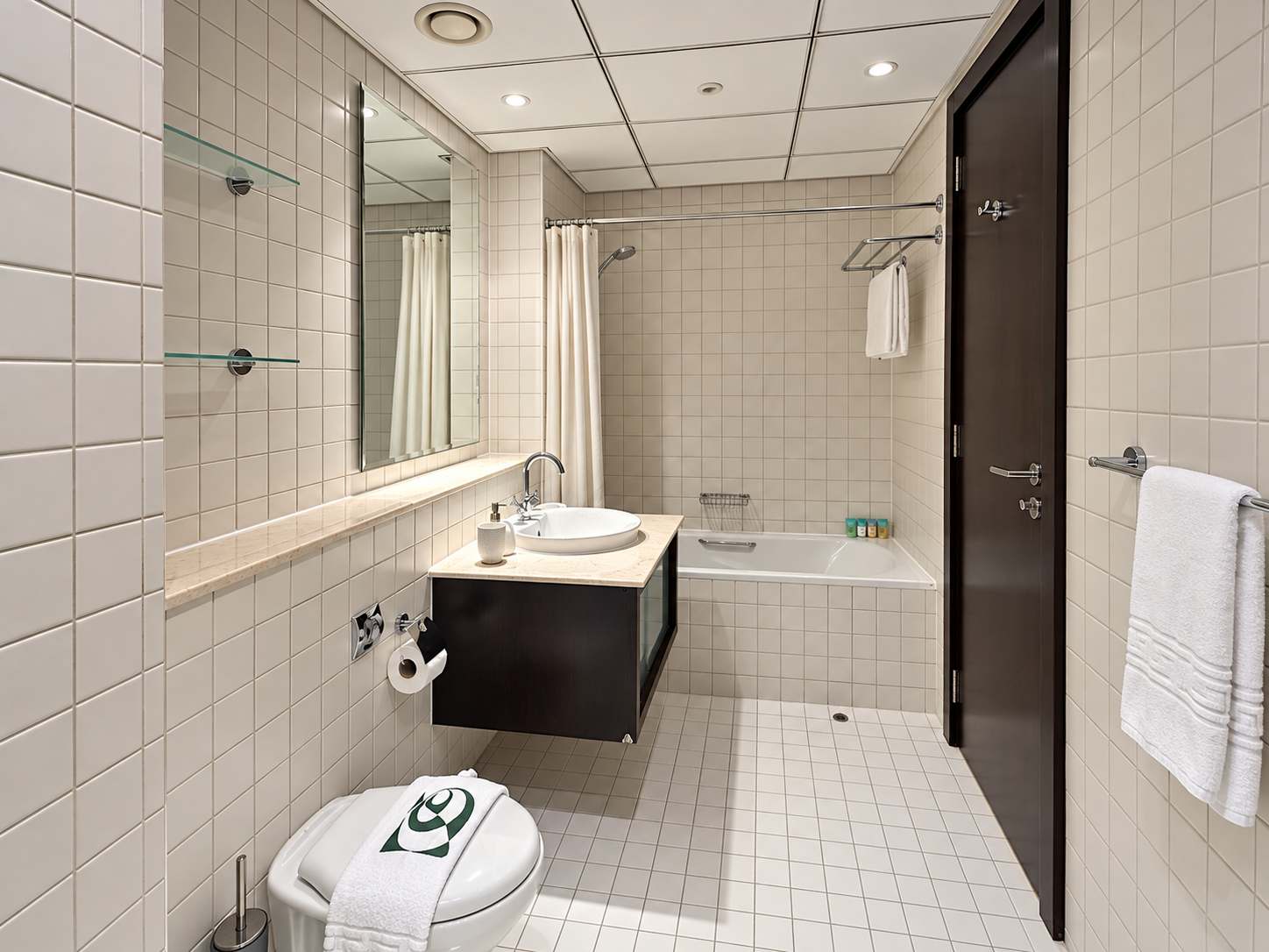 Luxury 1 Bedroom Apartment with Pool and Gym in Dubai Marina - Image 24