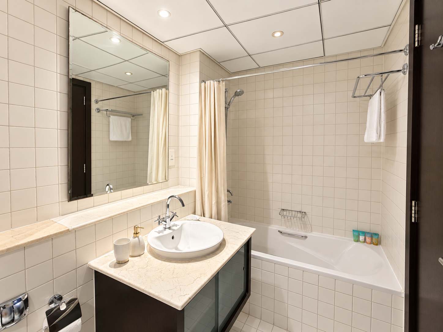 Luxury 1 Bedroom Apartment with Pool and Gym in Dubai Marina - Image 26