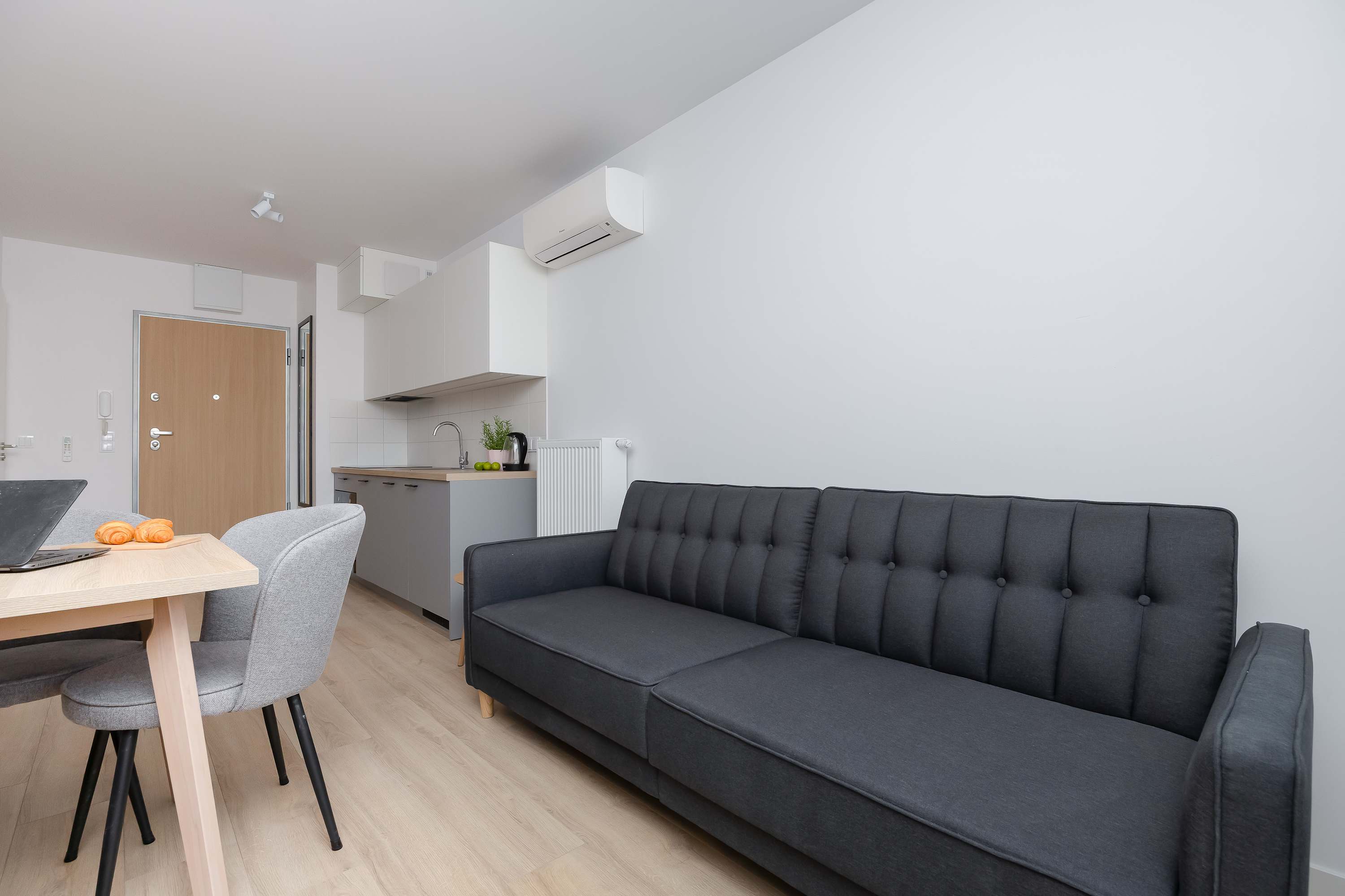 Warsaw | Grenadierów 41 | Modern Apartment | Desk