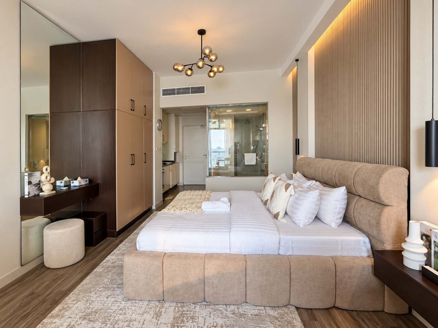 Stunning Sea View Apartment with Pool and Gym in Dubai - Image 8