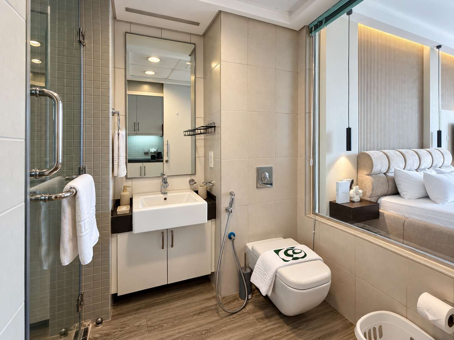 Stunning Sea View Apartment with Pool and Gym in Dubai - Image 12