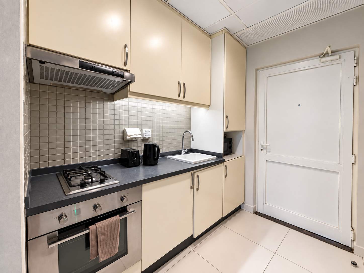 Luxury Palm Views East Apartment with Pool and Gym Access - Image 14