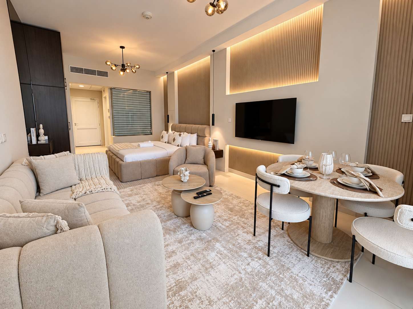 Luxury Palm Views East Apartment with Pool and Gym Access - Image 4