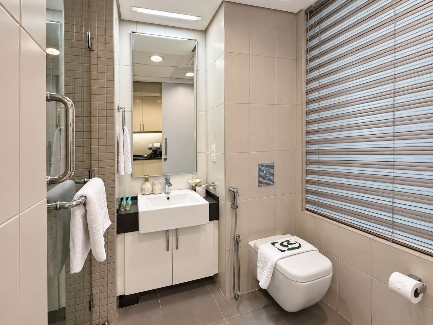 Luxury Palm Views East Apartment with Pool and Gym Access - Image 17