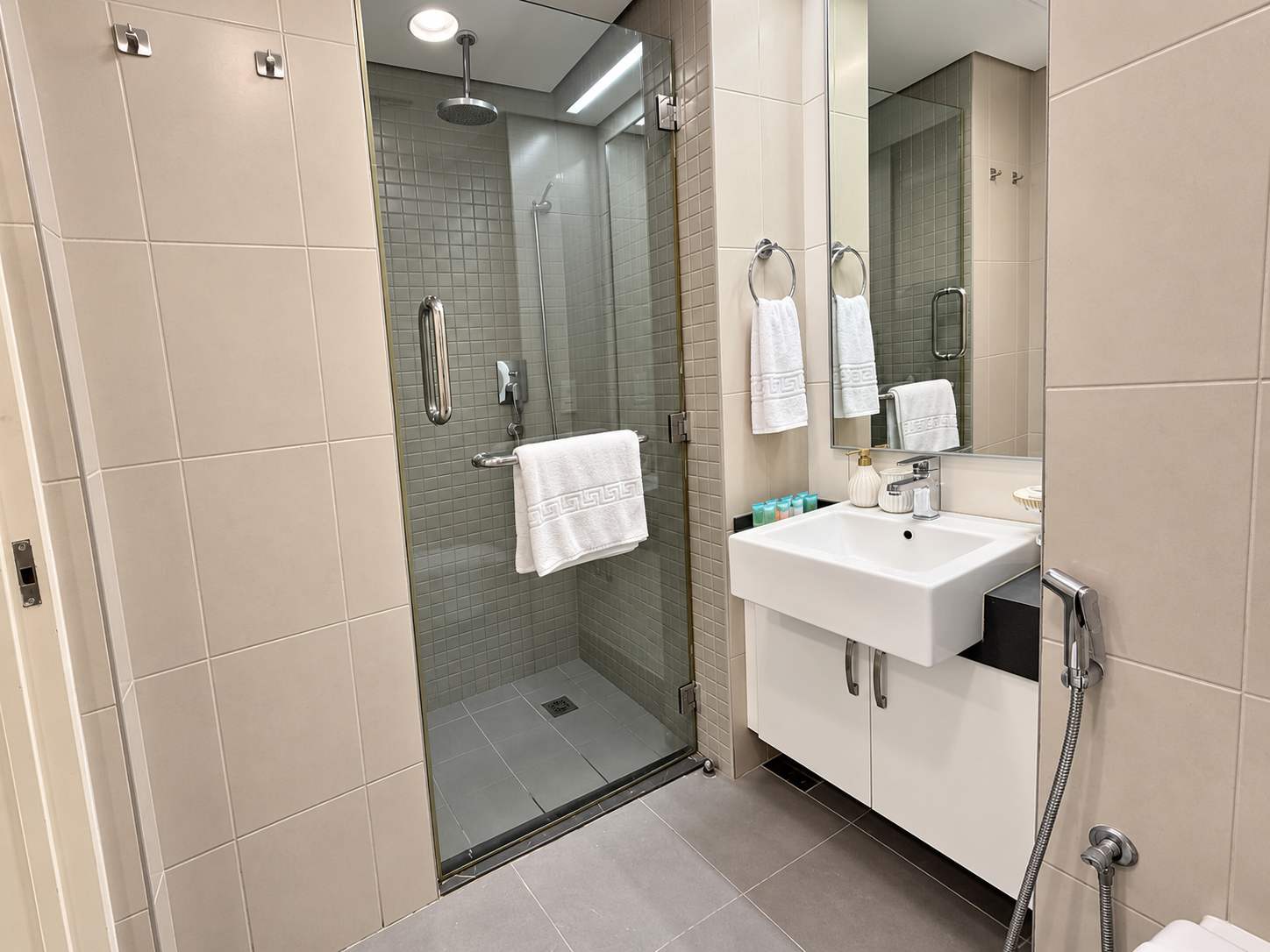 Luxury Palm Views East Apartment with Pool and Gym Access - Image 16