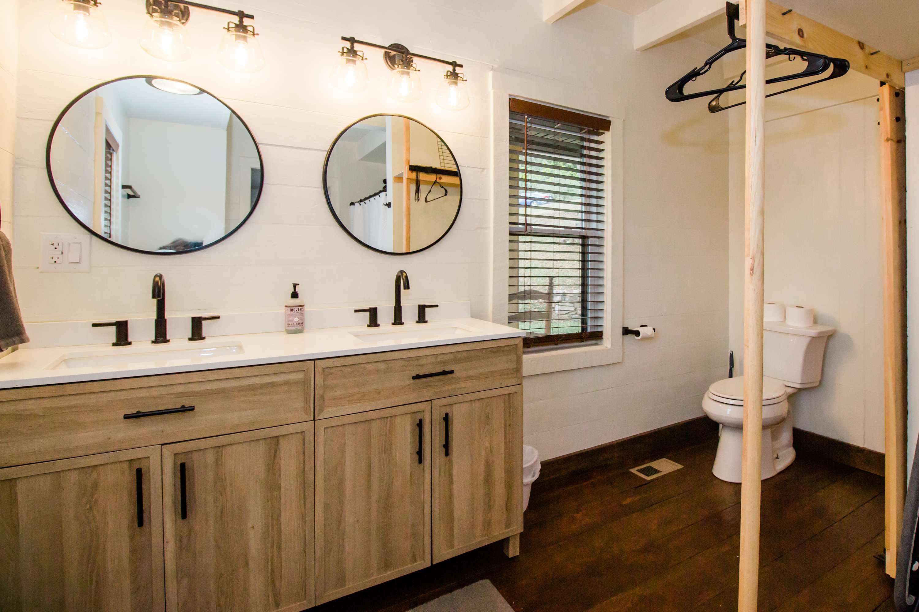 Historic w/ Mountain Views + 10 min to Bryce Resort