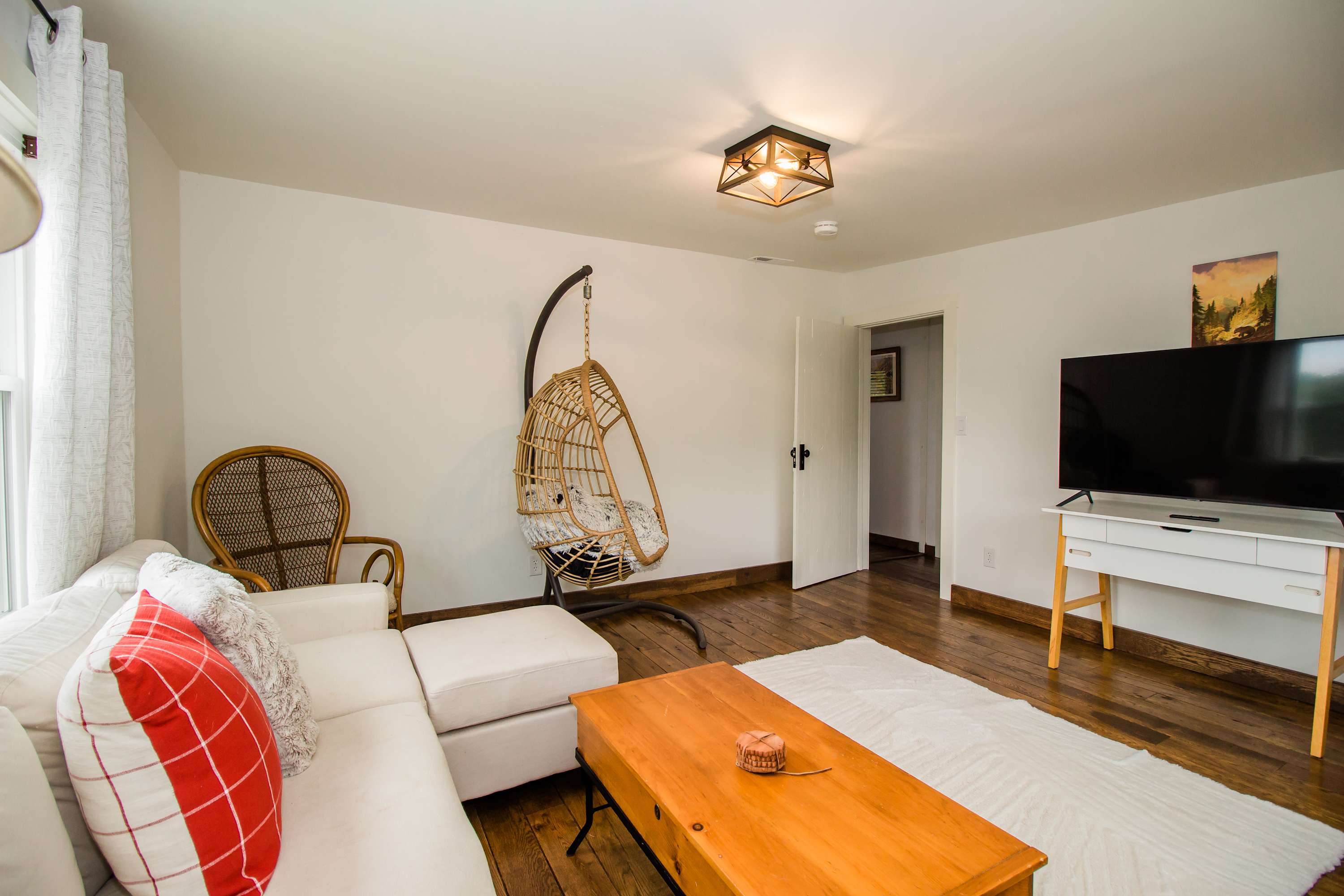 Historic w/ Mountain Views + 10 min to Bryce Resort