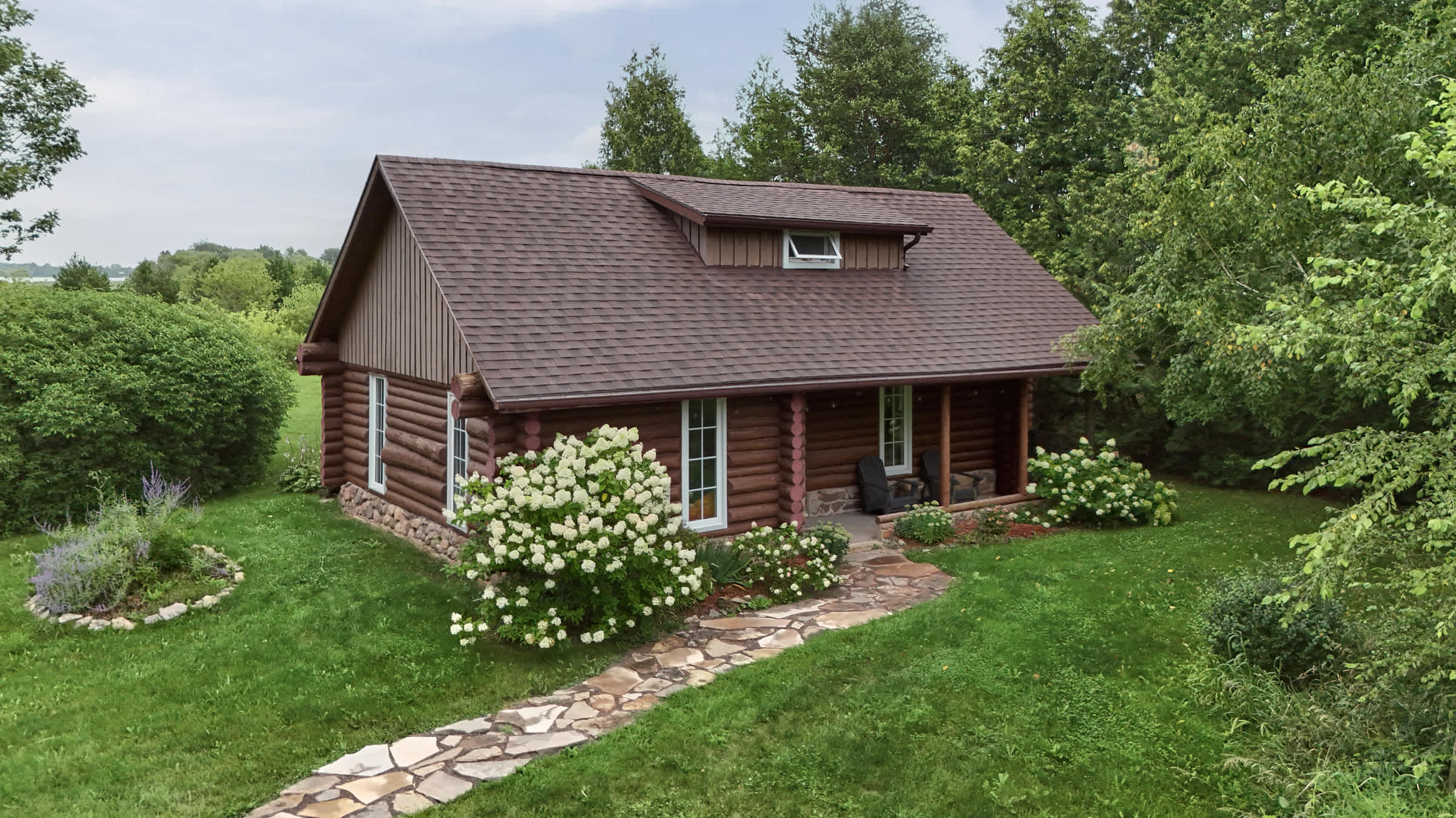 Demilune Lodge - Serene cabin with hot tub — Milford, Ontario — vacation rental