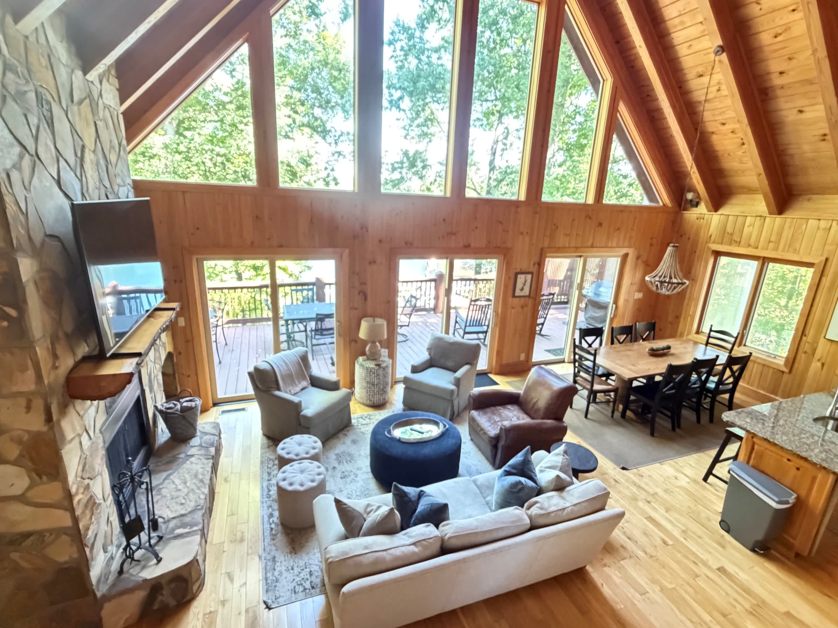 Lakefront 5bed with outdoor areas, dock and kayaks — Six Mile, SC — vacation rental