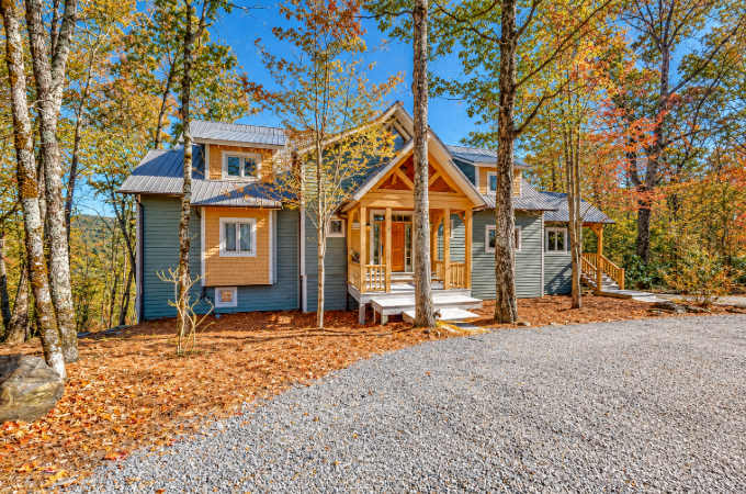 Updated mountain view cabin with vaulted ceilings, large deck, & chef's kitchen