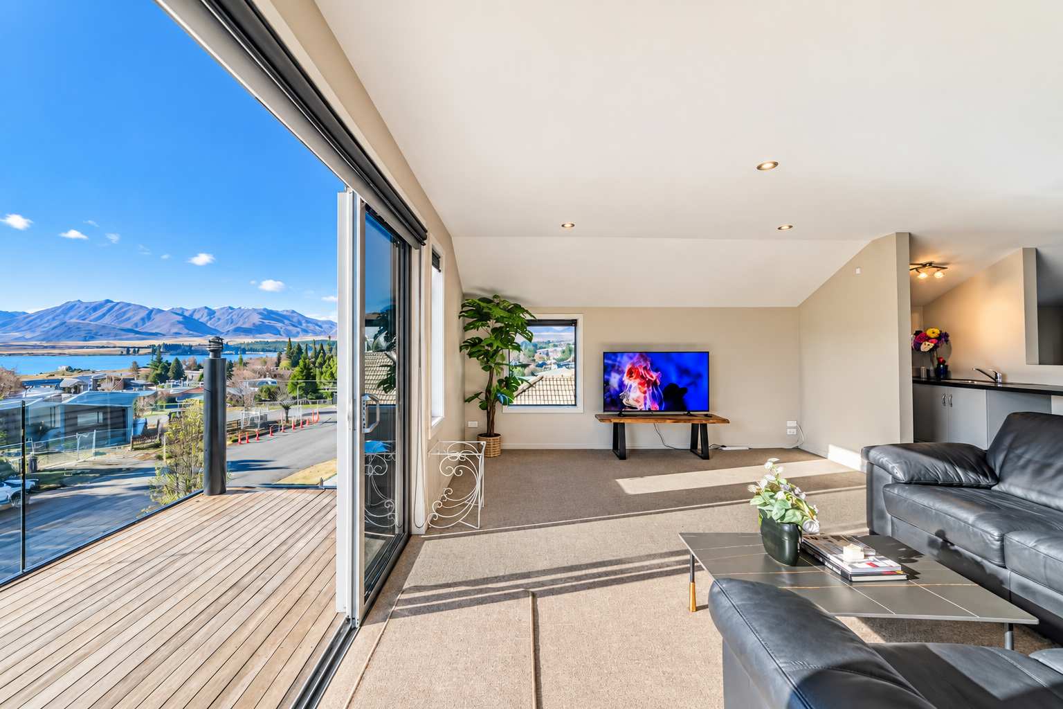 Crystal Waters | Lake Tekapo Views | Sleeps 6