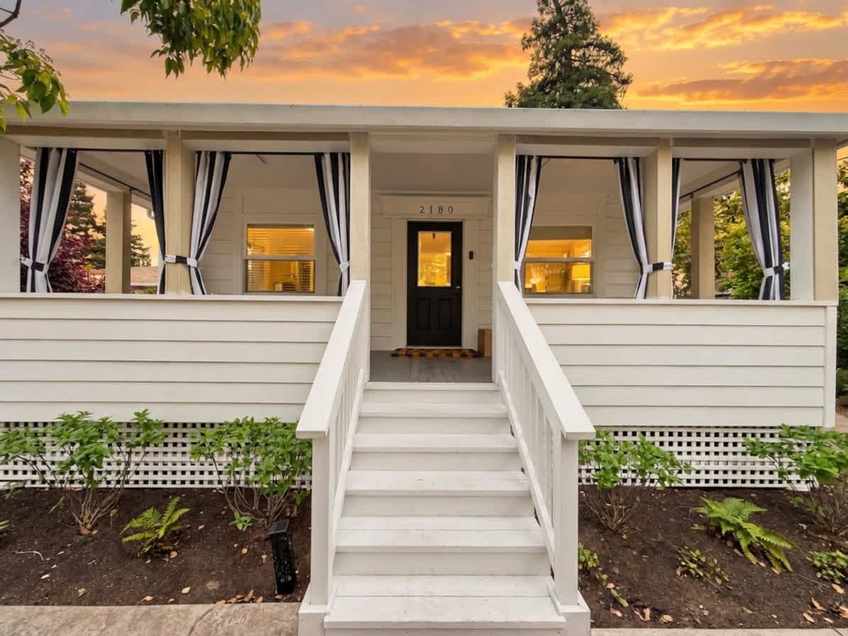 Stylish Retreat. Grand Private Yard. Fire Pit. A/C