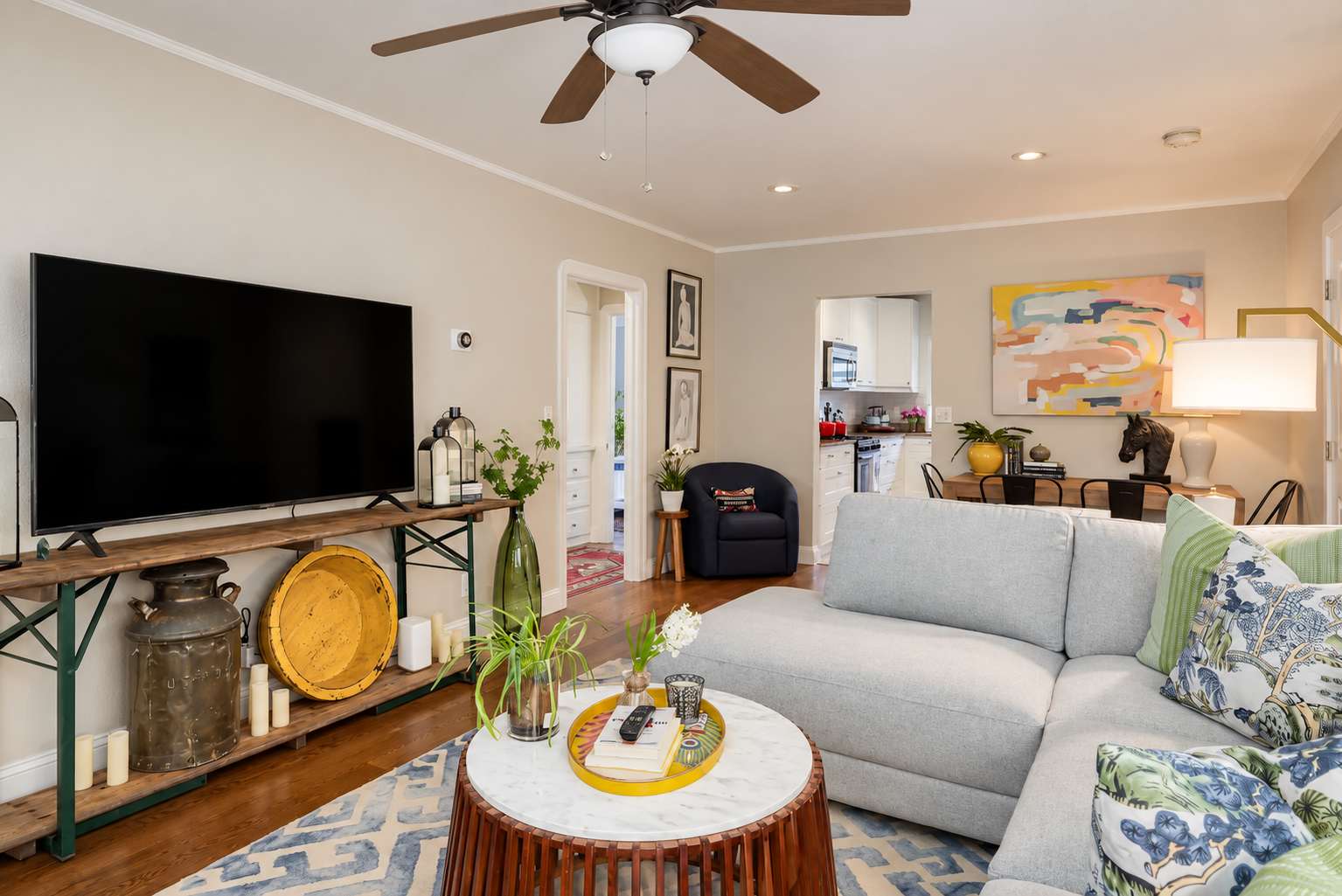 Stylish Retreat. Grand Private Yard. Fire Pit. A/C