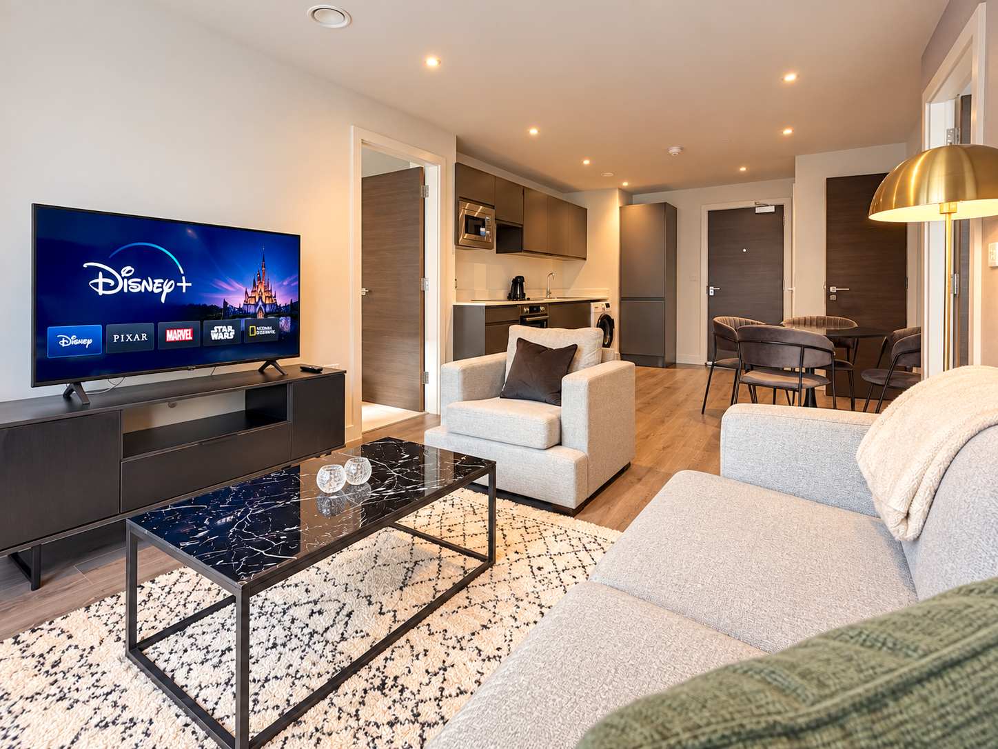 Luxury 2BR & 2 Bath Gym City Centre Sleeps 4
