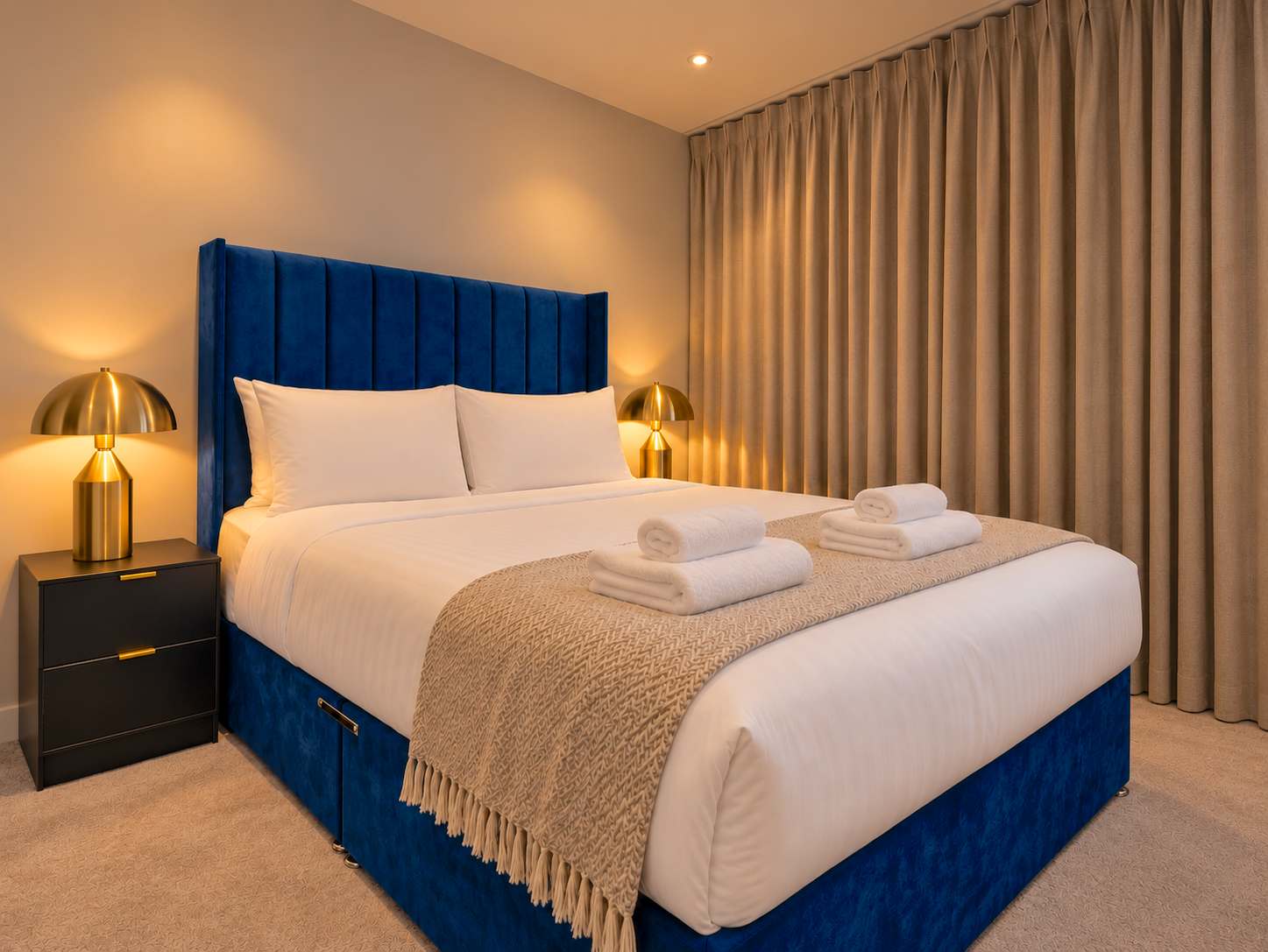 Luxury 2BR & 2 Bath Gym City Centre Sleeps 4