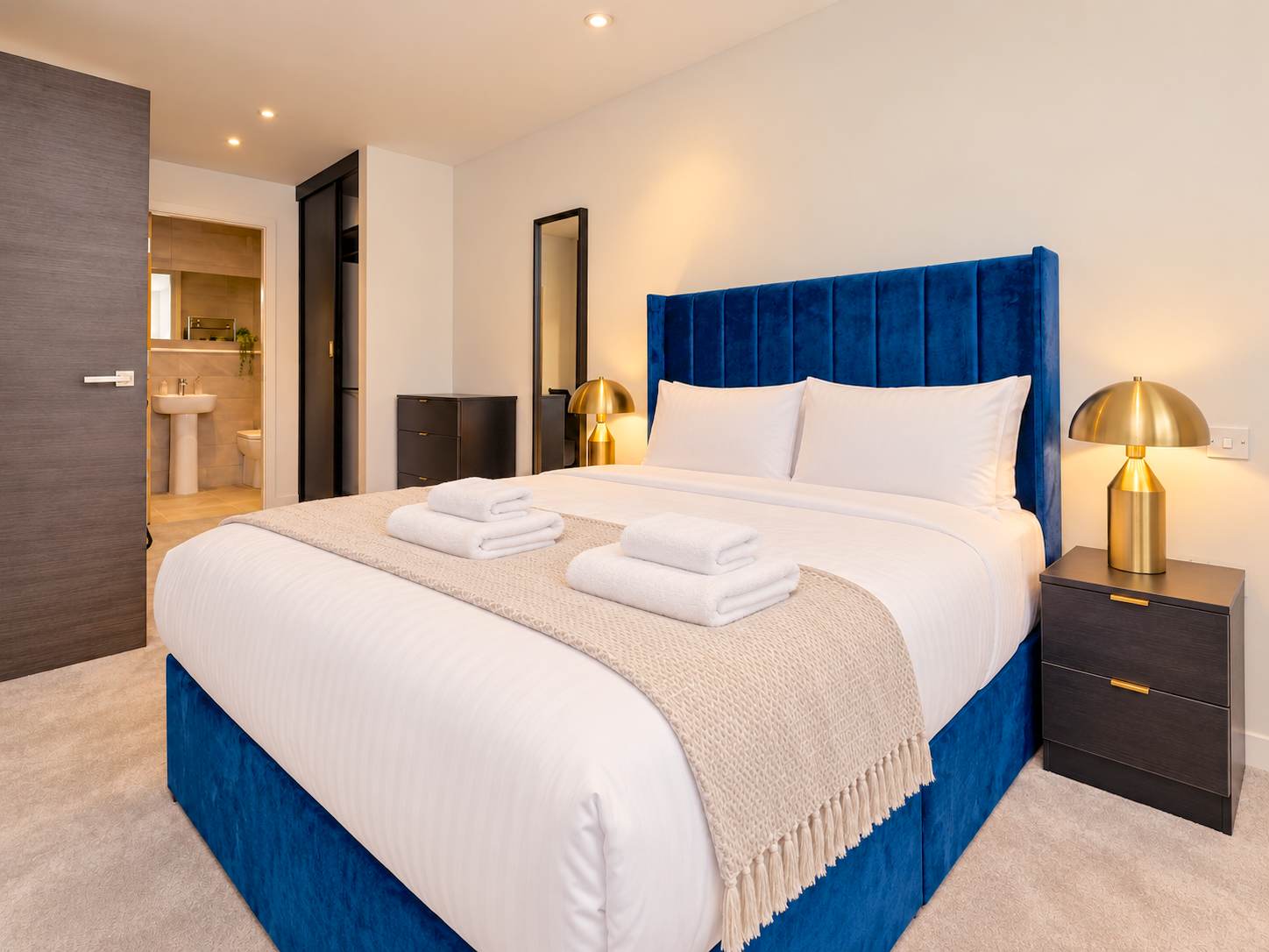 Luxury 2BR & 2 Bath Gym City Centre Sleeps 4