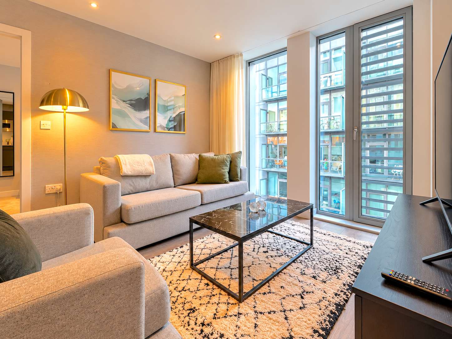 Luxury 2BR & 2 Bath Gym City Centre Sleeps 4