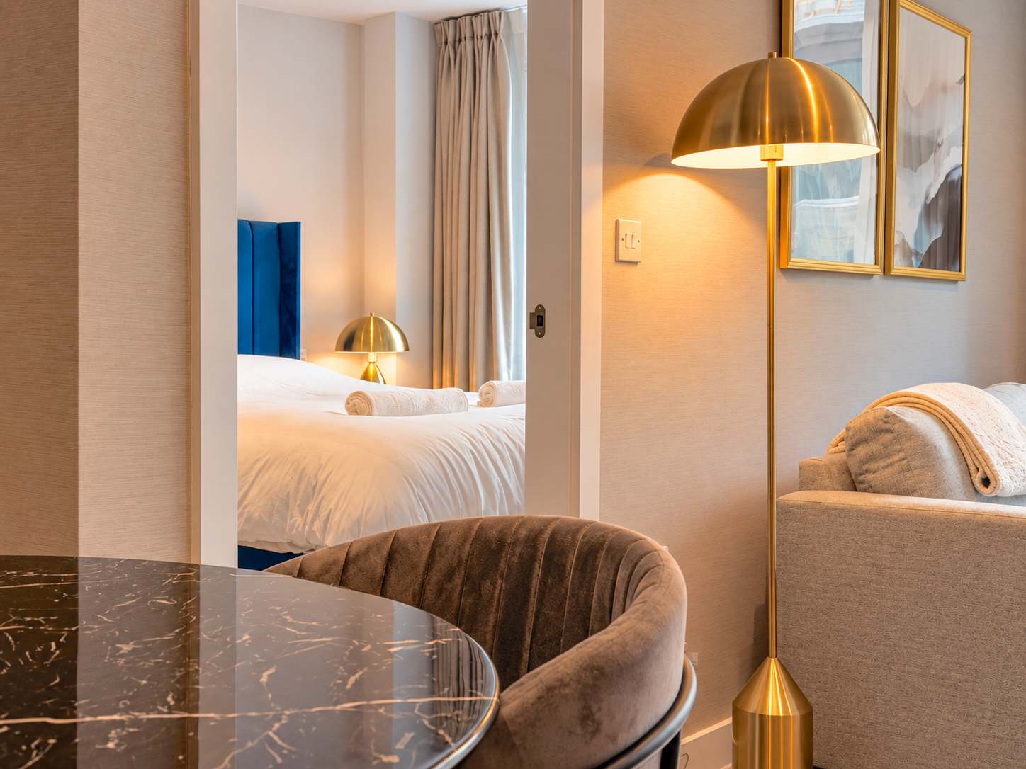 Luxury 2BR & 2 Bath Gym City Centre Sleeps 4