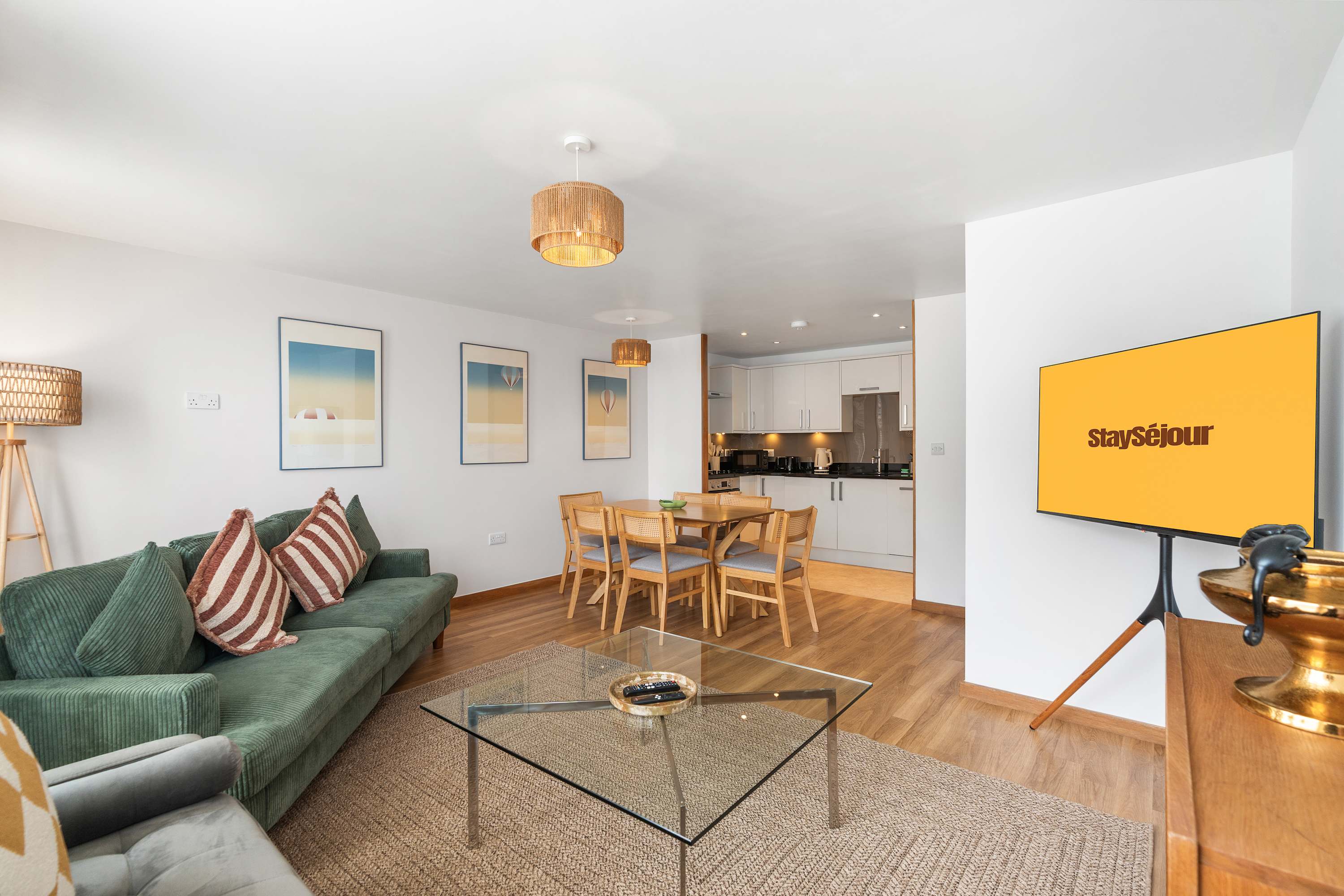 Modern 3BR Apartment - Central Location - Sleeps 6