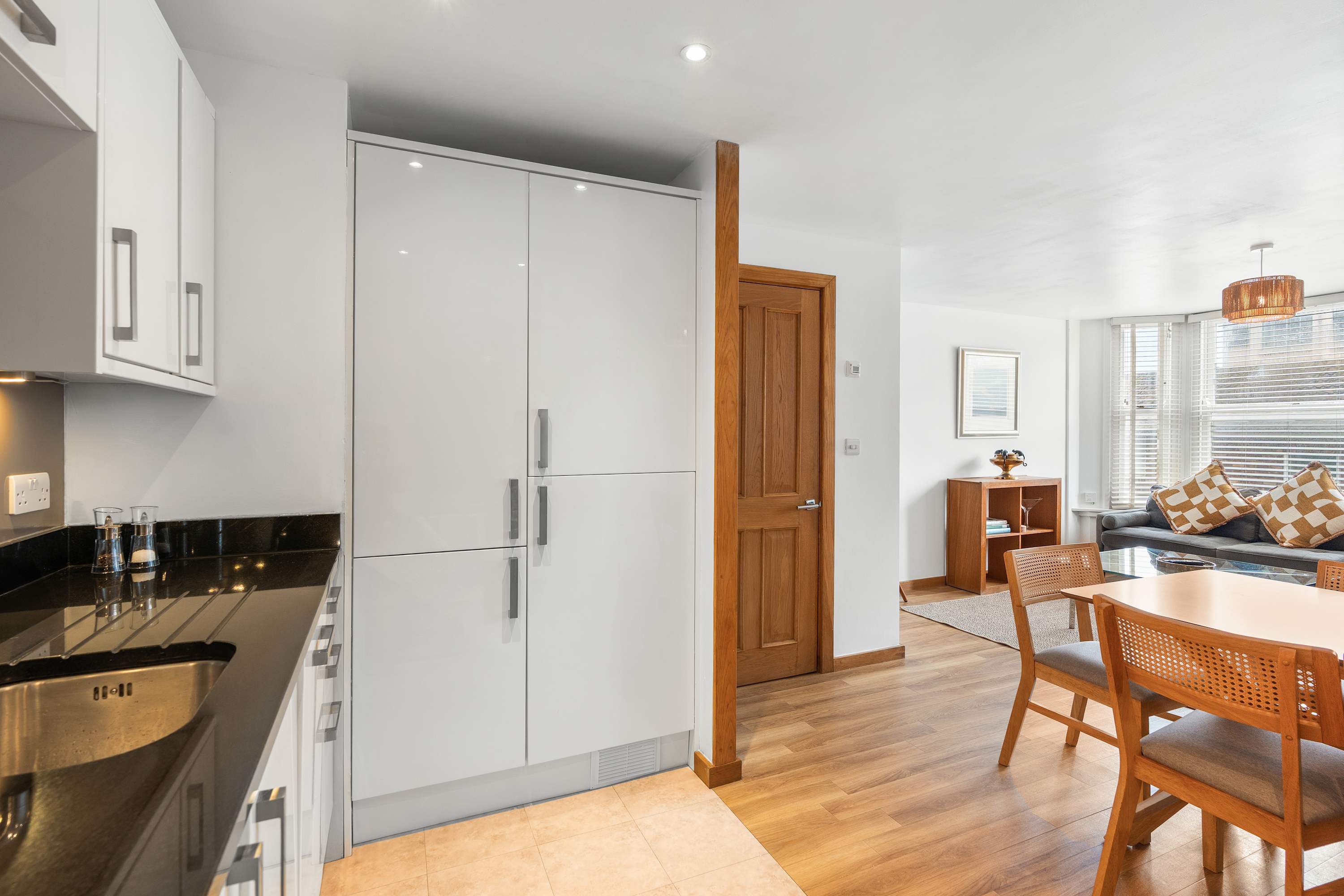 Modern 3BR Apartment - Central Location - Sleeps 6