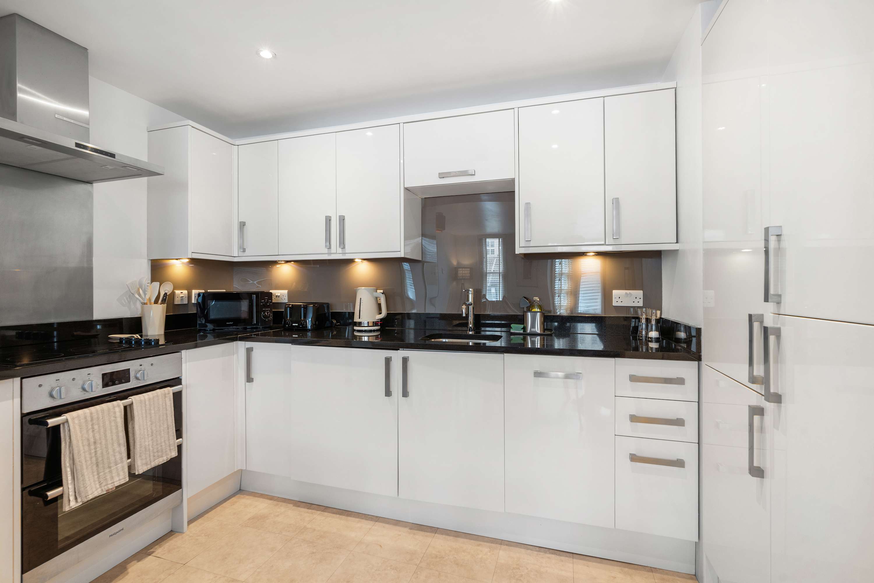 Modern 3BR Apartment - Central Location - Sleeps 6