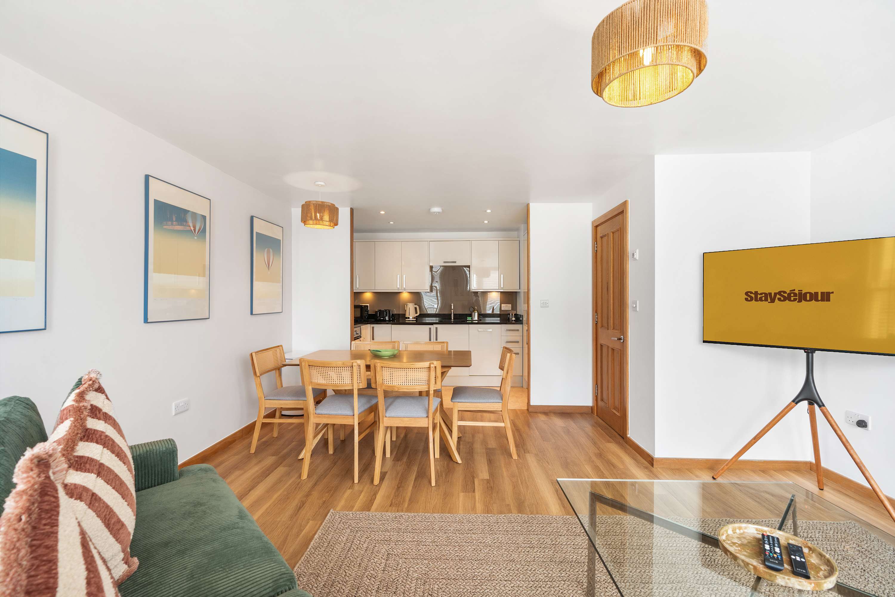Modern 3BR Apartment - Central Location - Sleeps 6