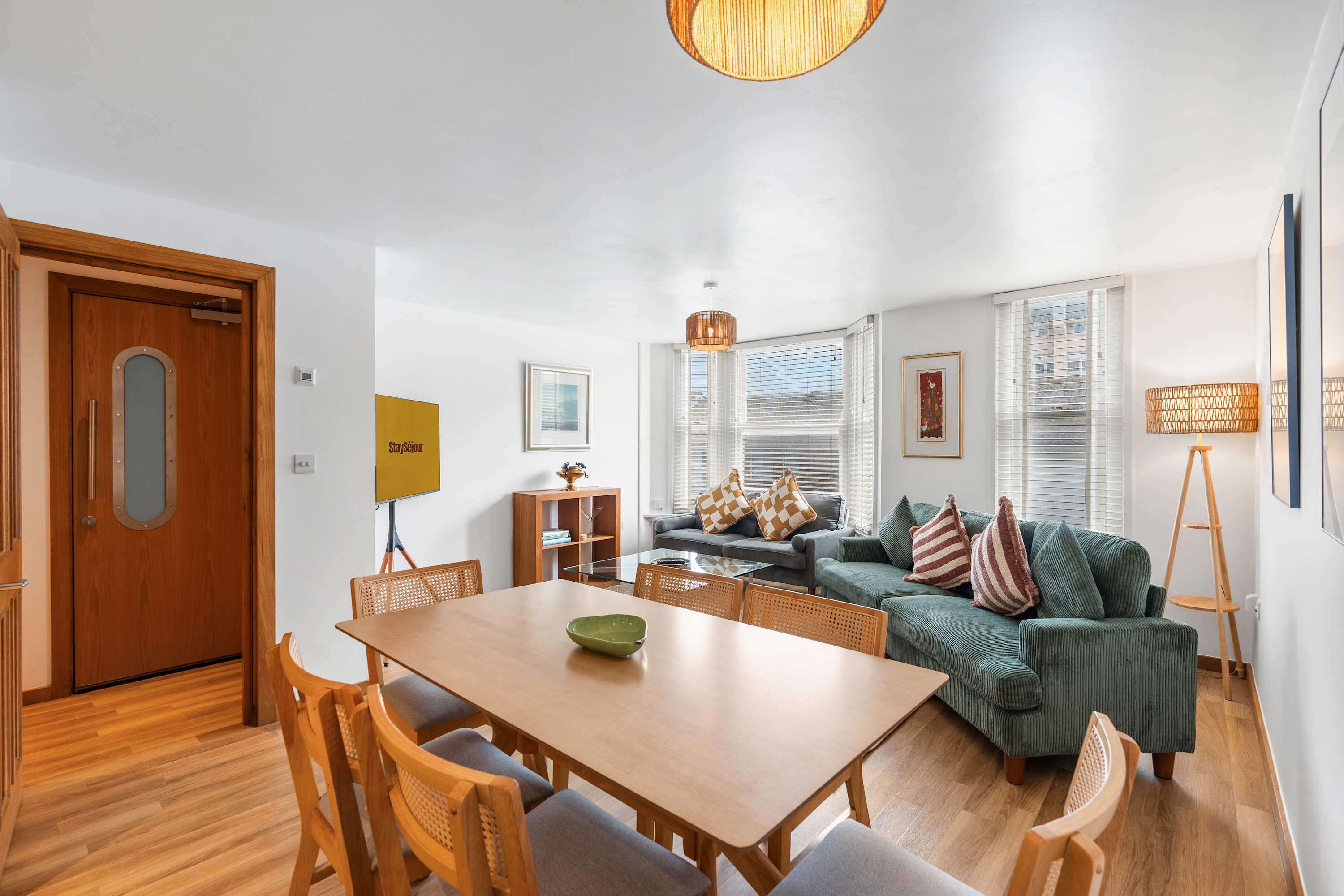 Modern 3BR Apartment - Central Location - Sleeps 6