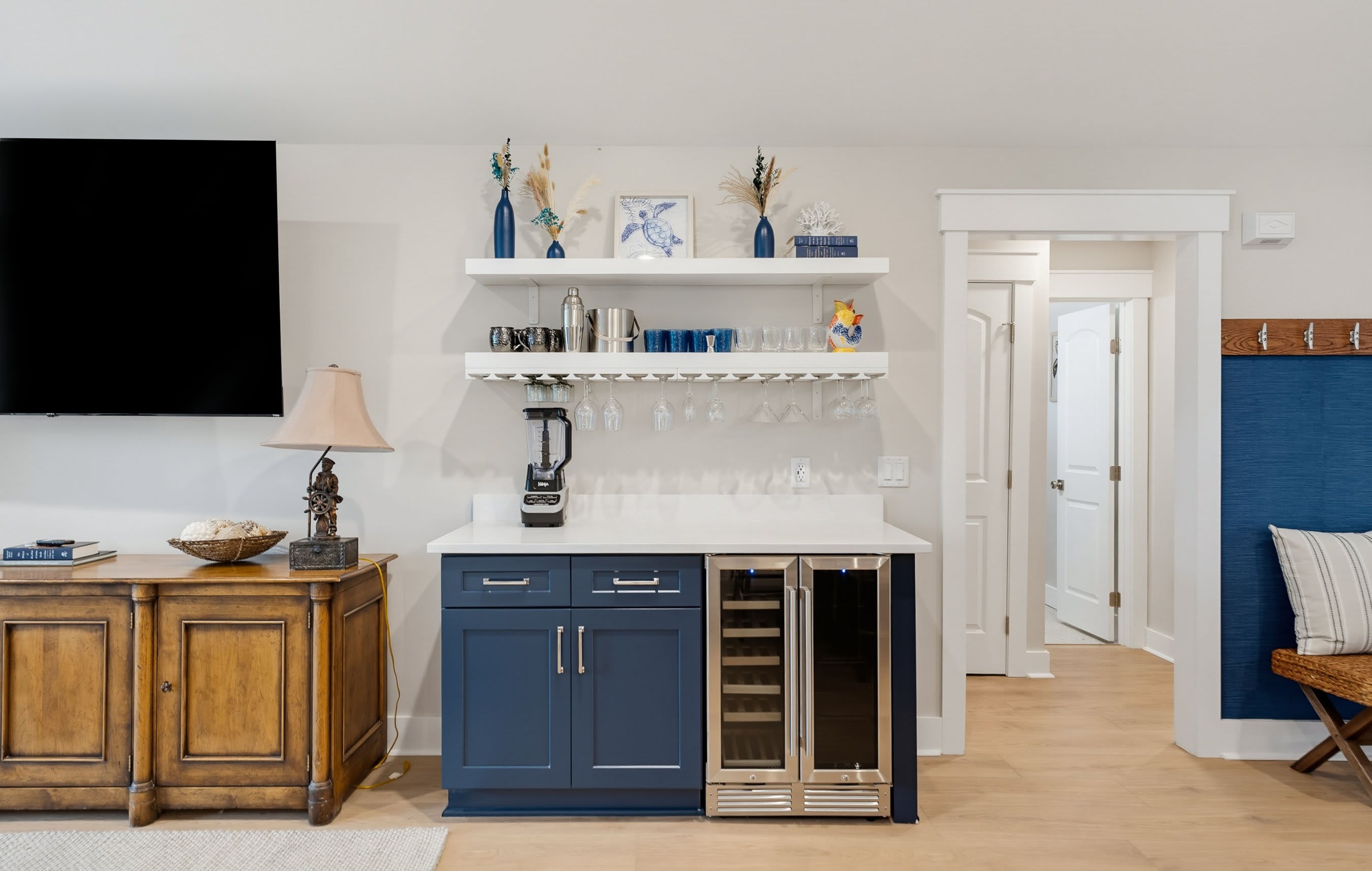 Wine cooler and bar