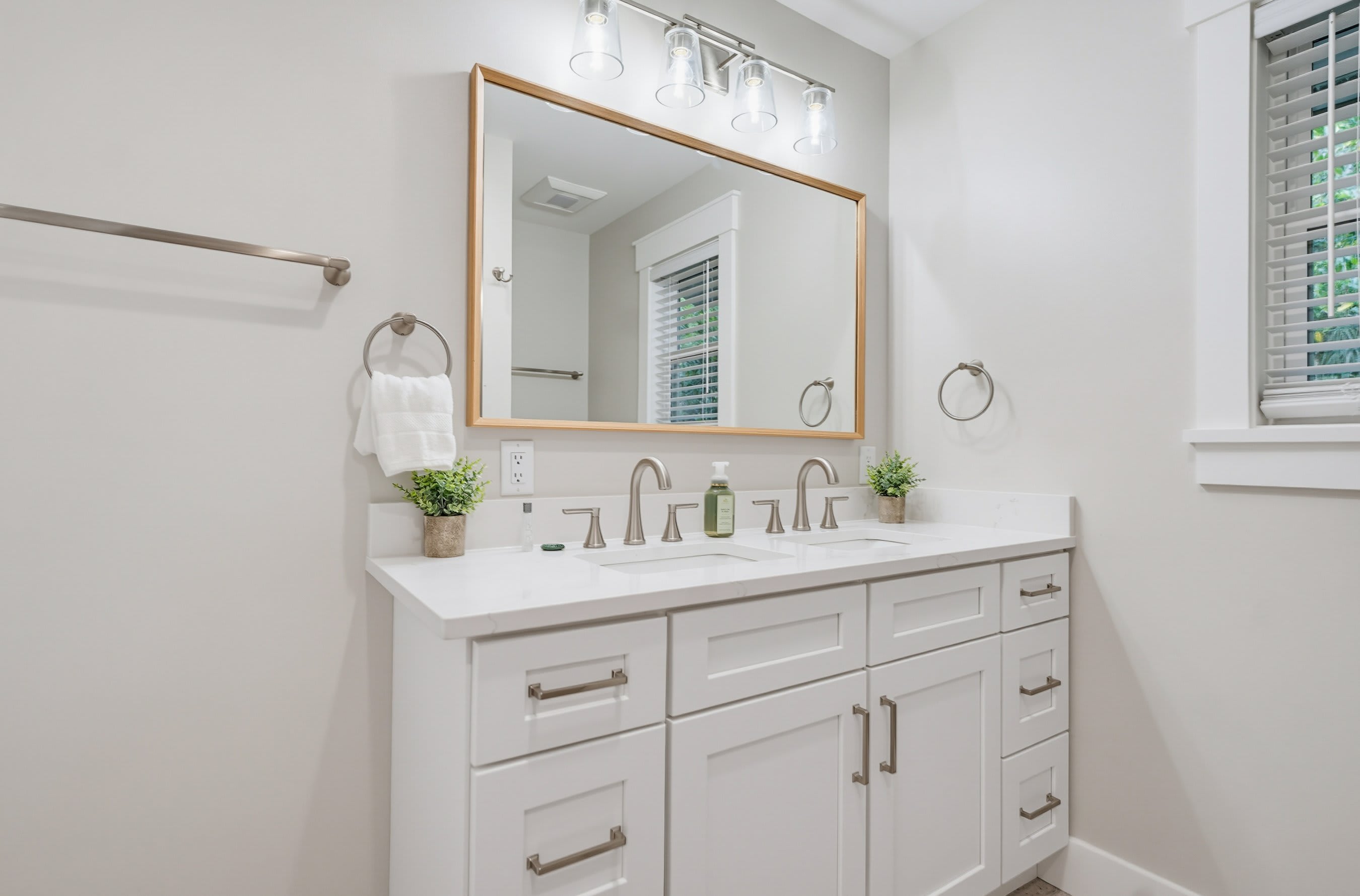 Full Hallway Bathroom