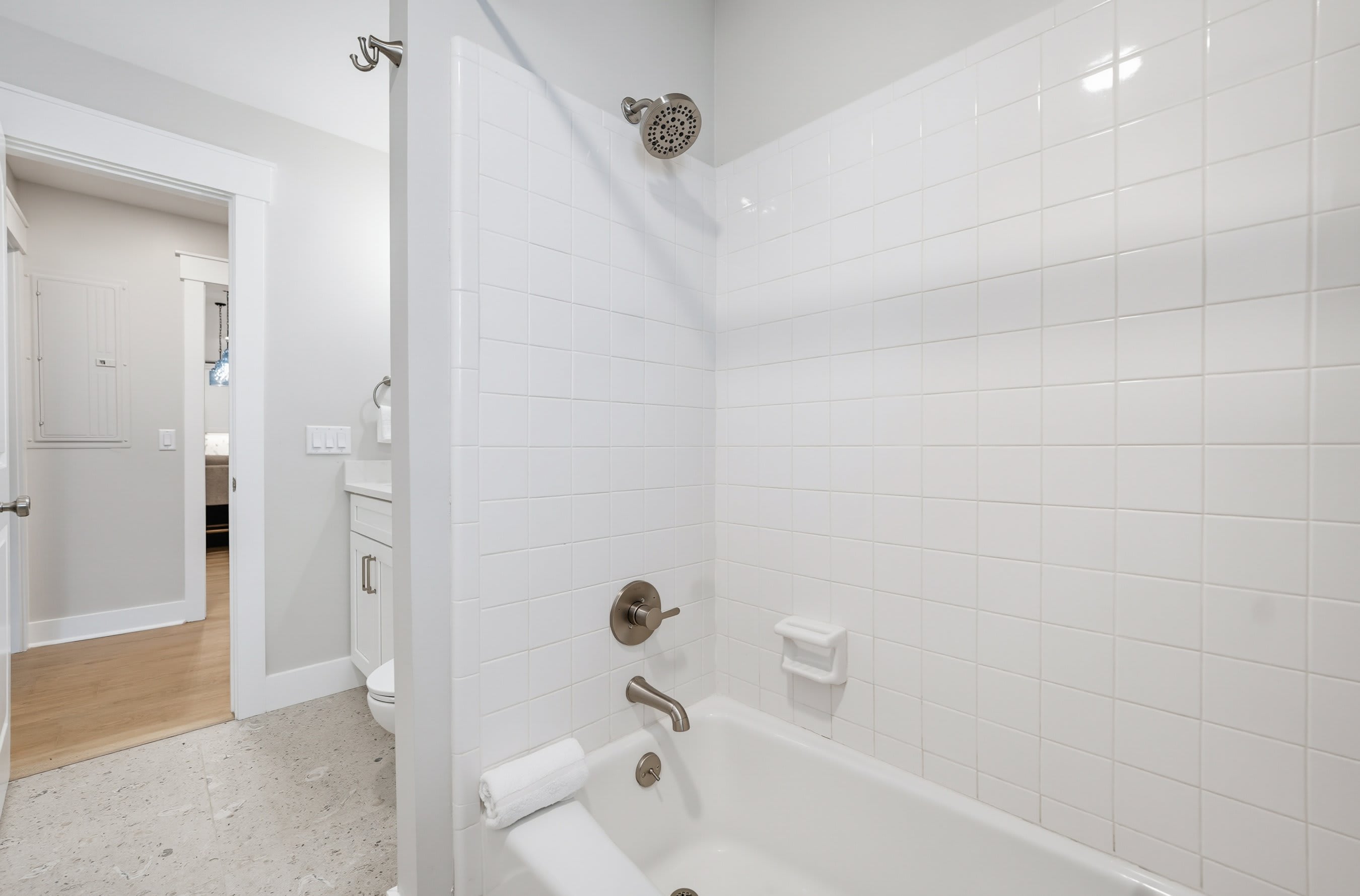 Full Jack and Jill En Suite Bathroom