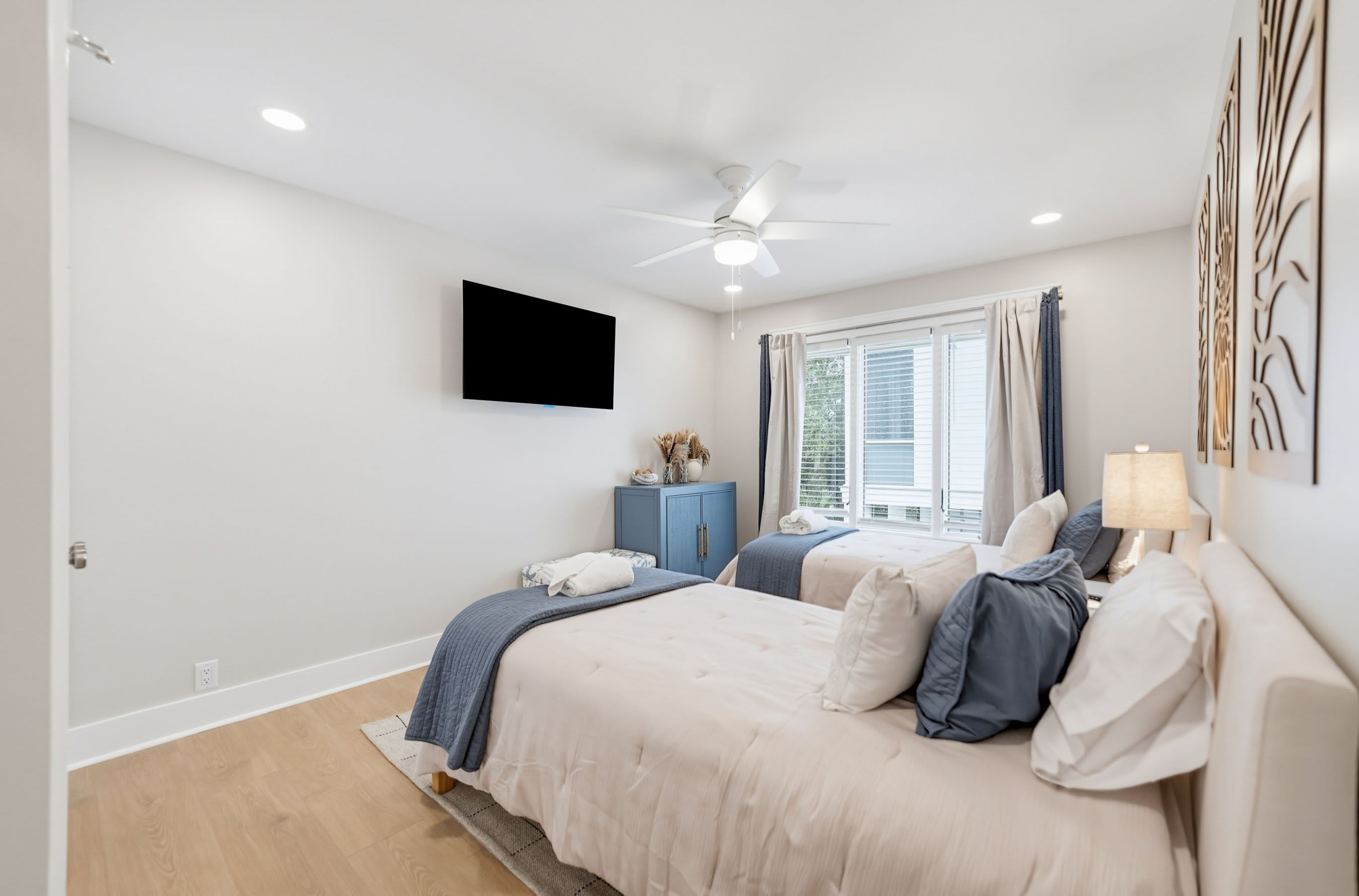 Two Single Beds with Jack and Jill Full En Suite Bathroom