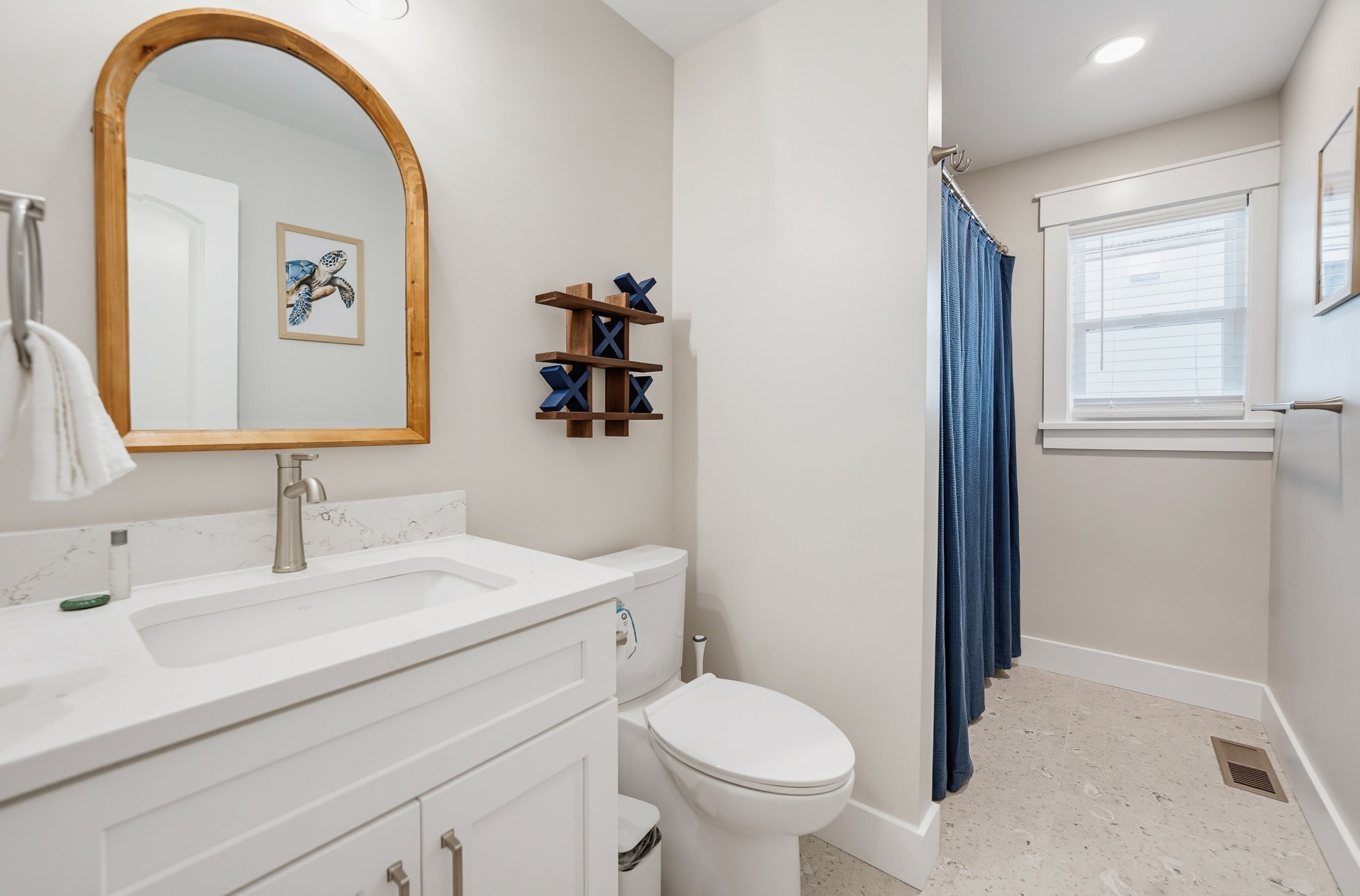 Full Jack and Jill En Suite Bathroom