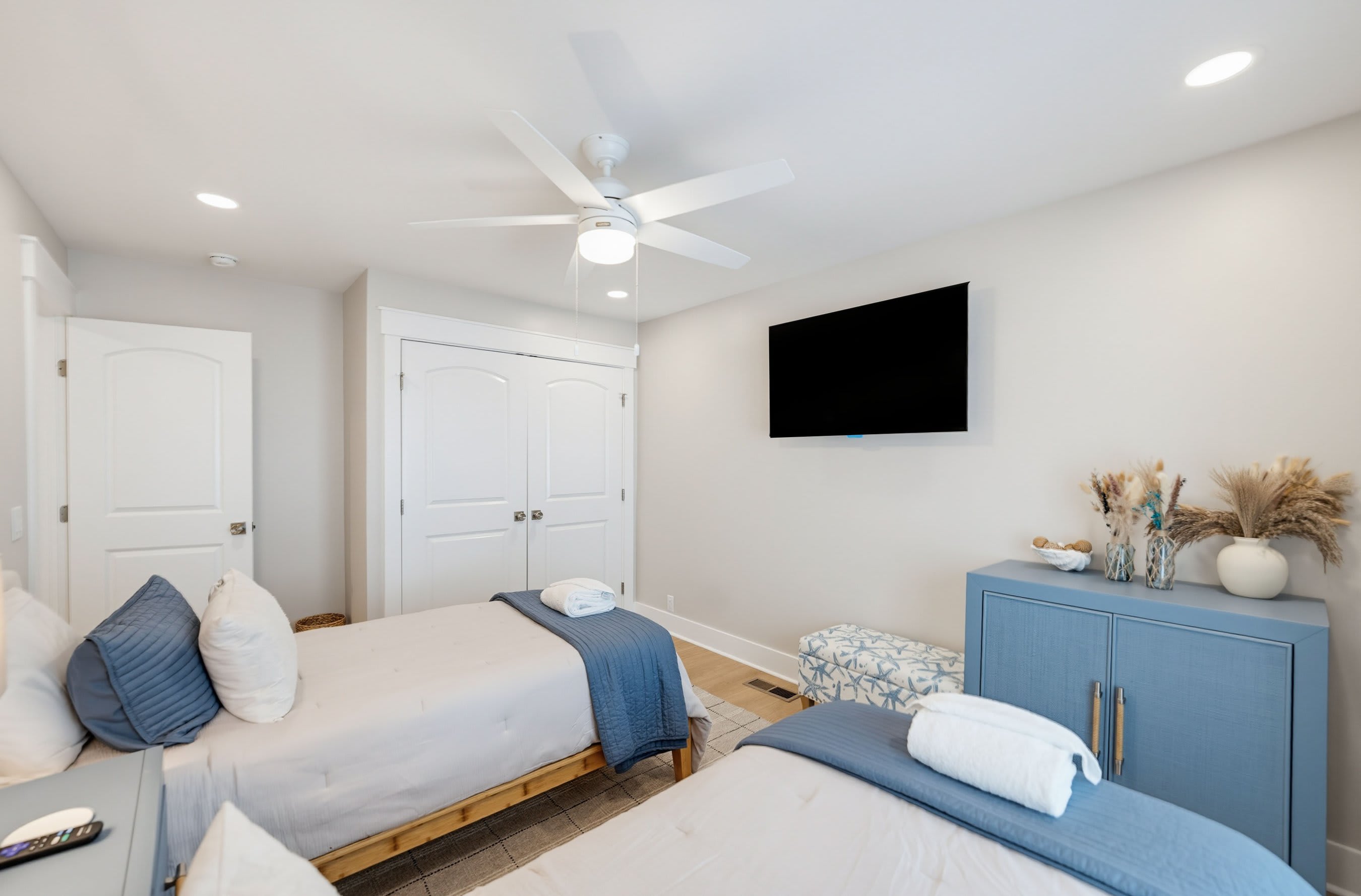 Two Single Beds with Jack and Jill Full En Suite Bathroom
