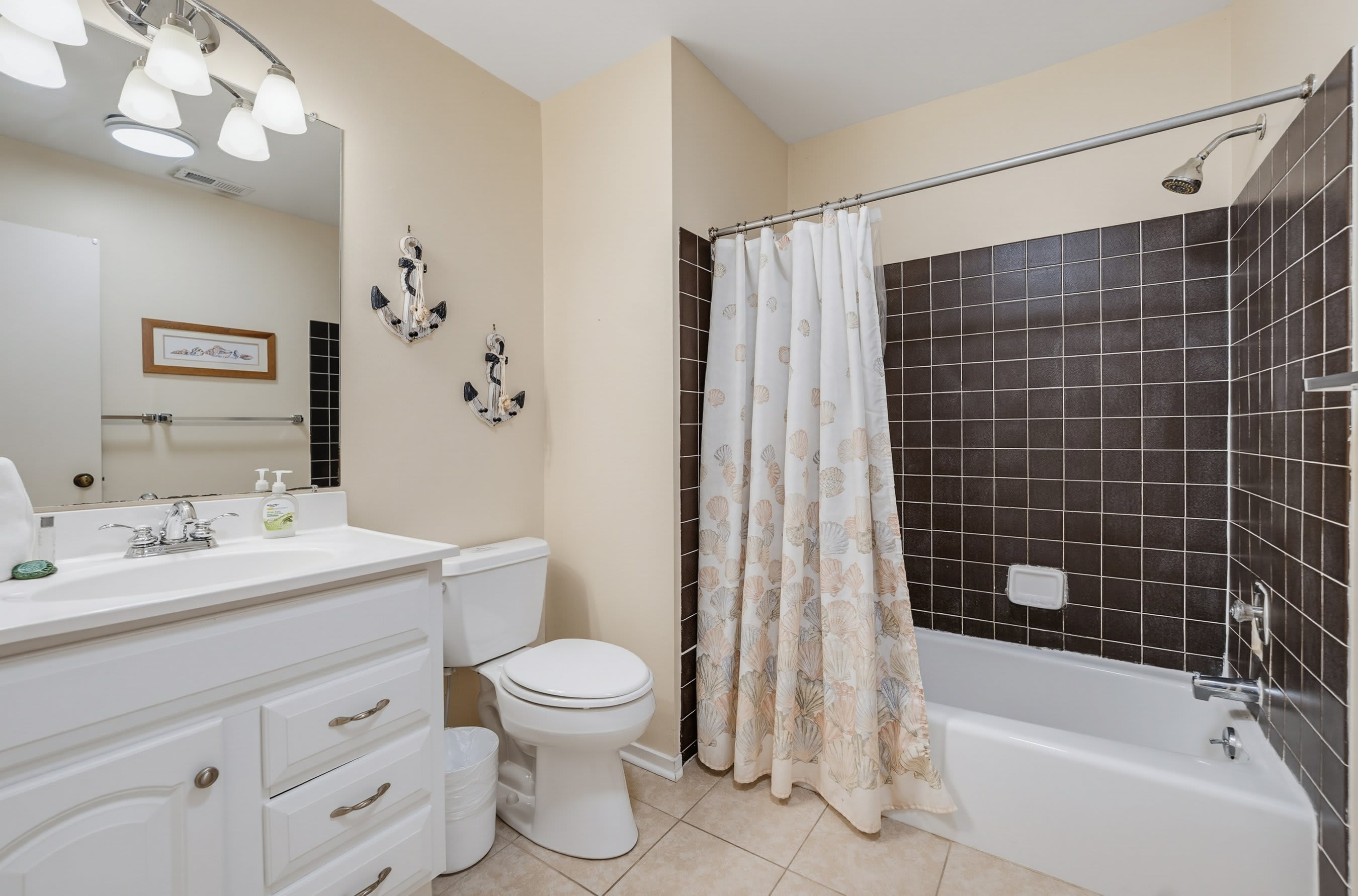 Guest En Suite Bathroom with a Tub / Shower Combo