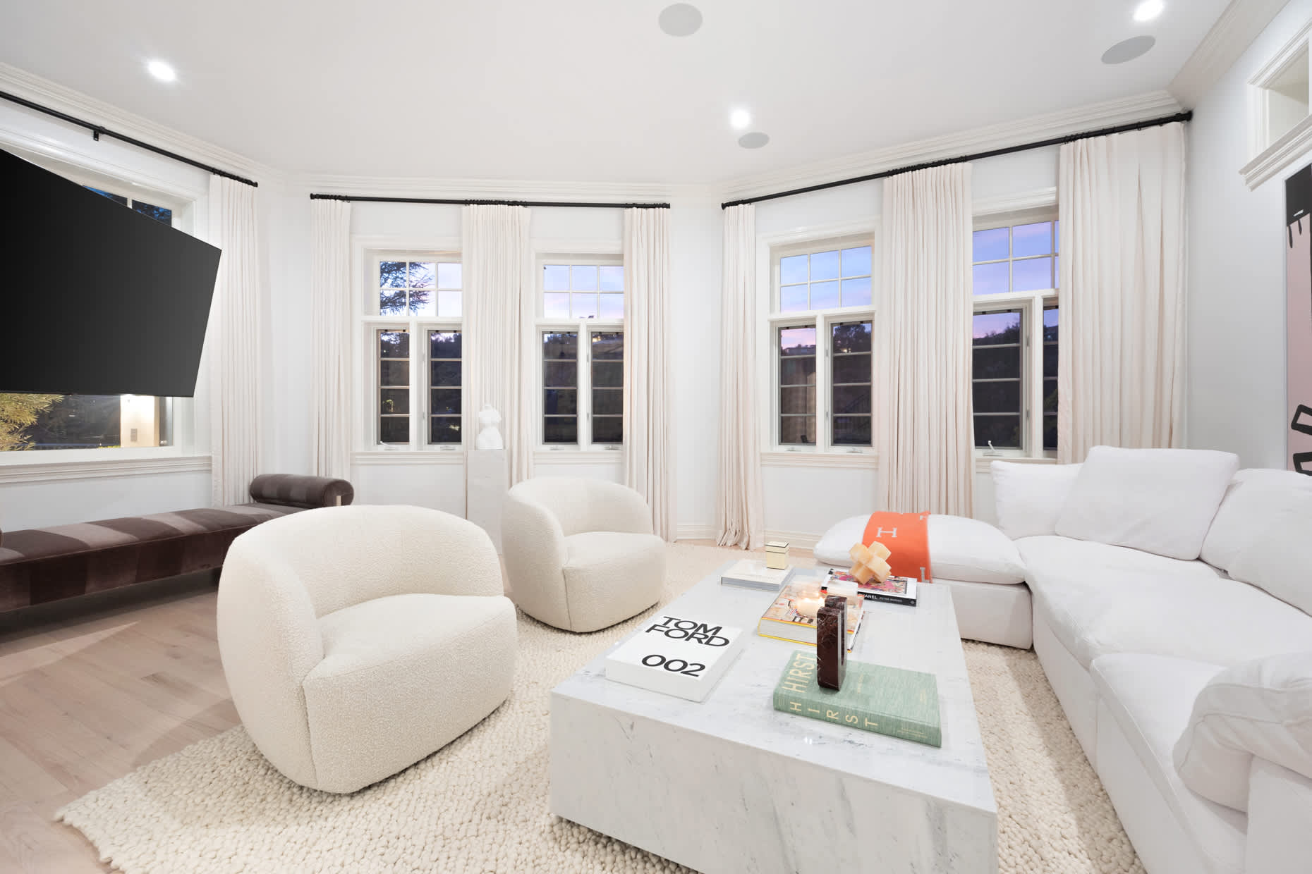 White designer furniture compliment the pleasant atmosphere to make you feel at home