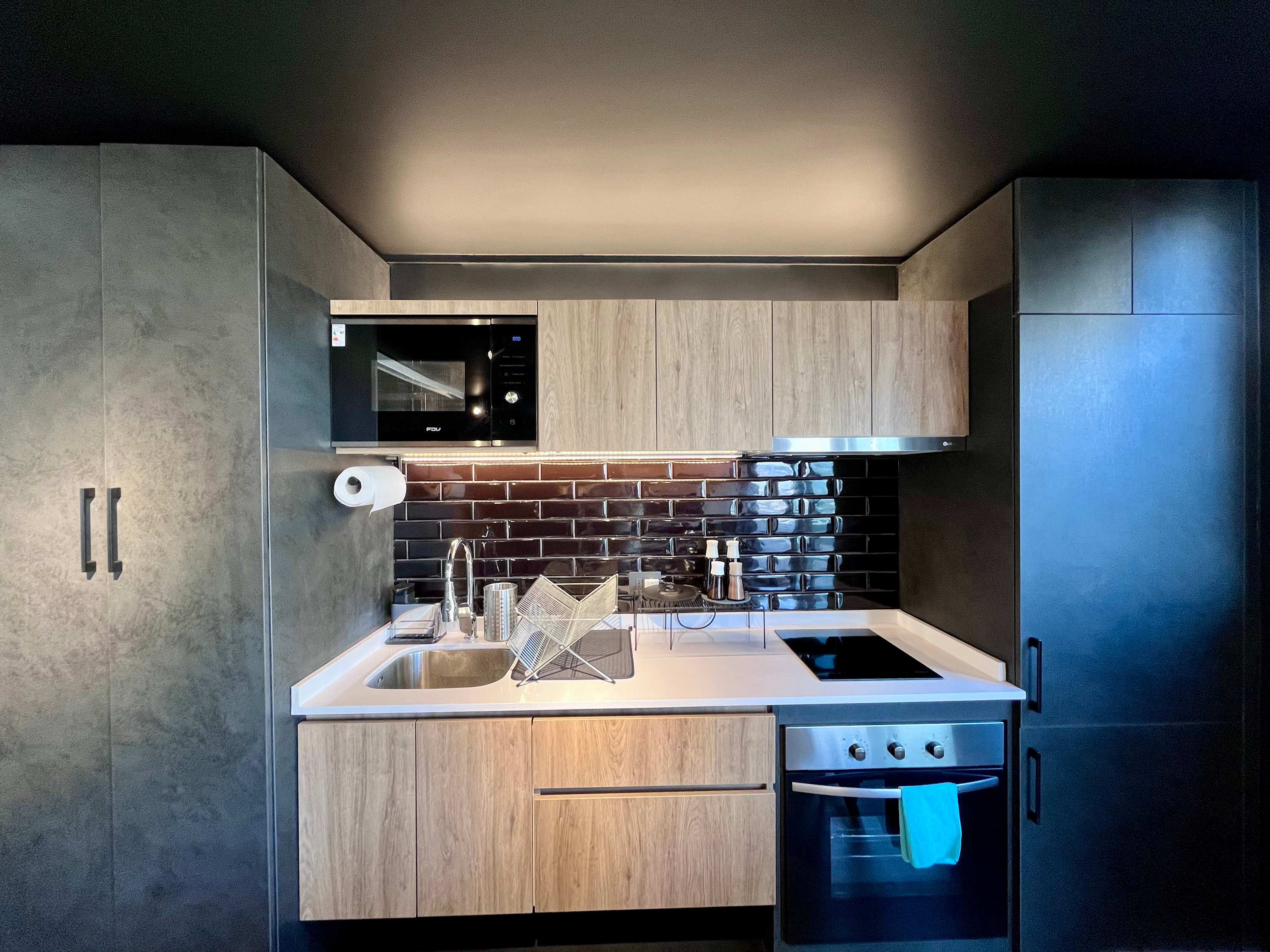 Modern Studio - City Views, Fast Wifi & Terrace