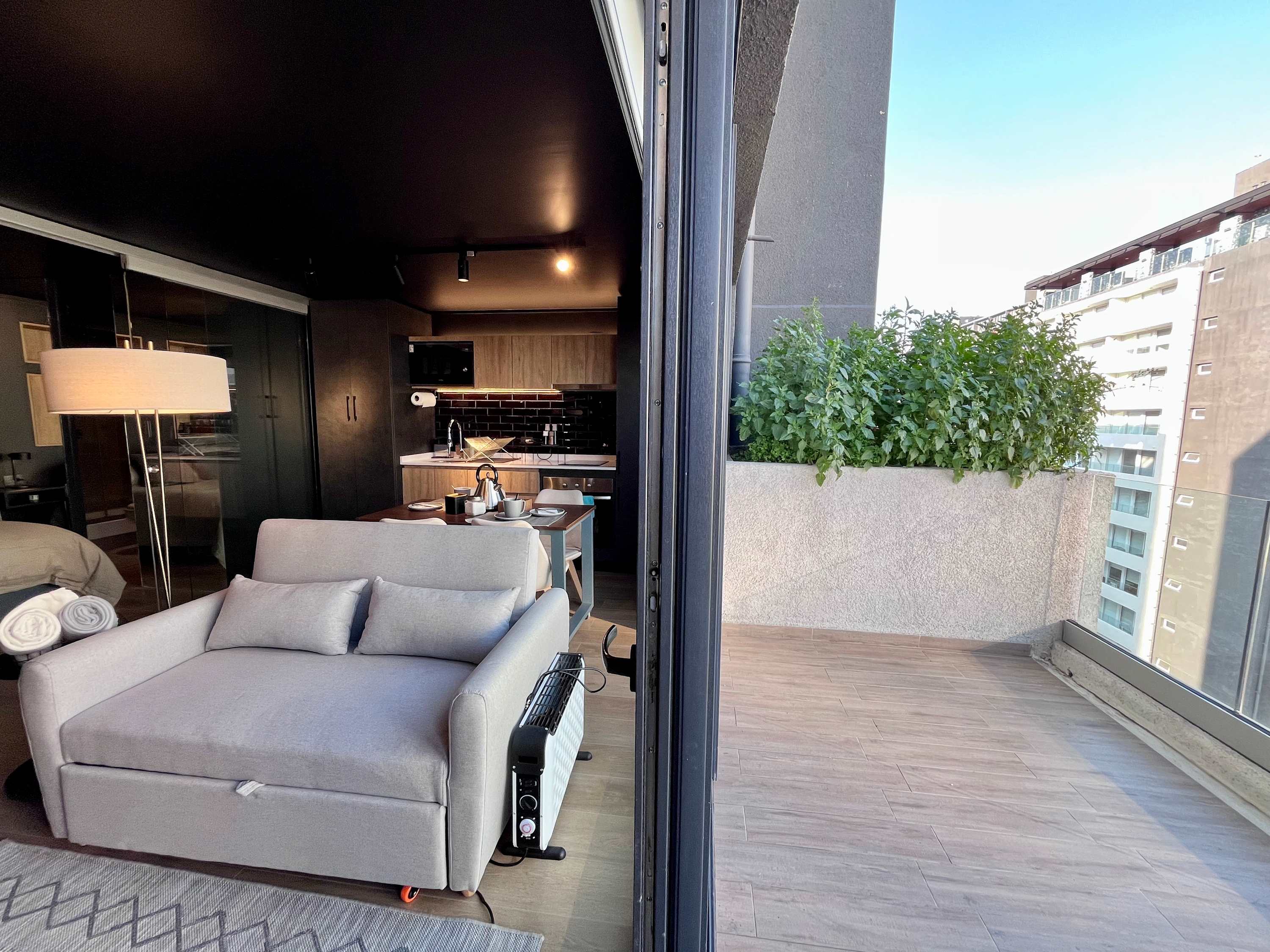 Modern Studio - City Views, Fast Wifi & Terrace