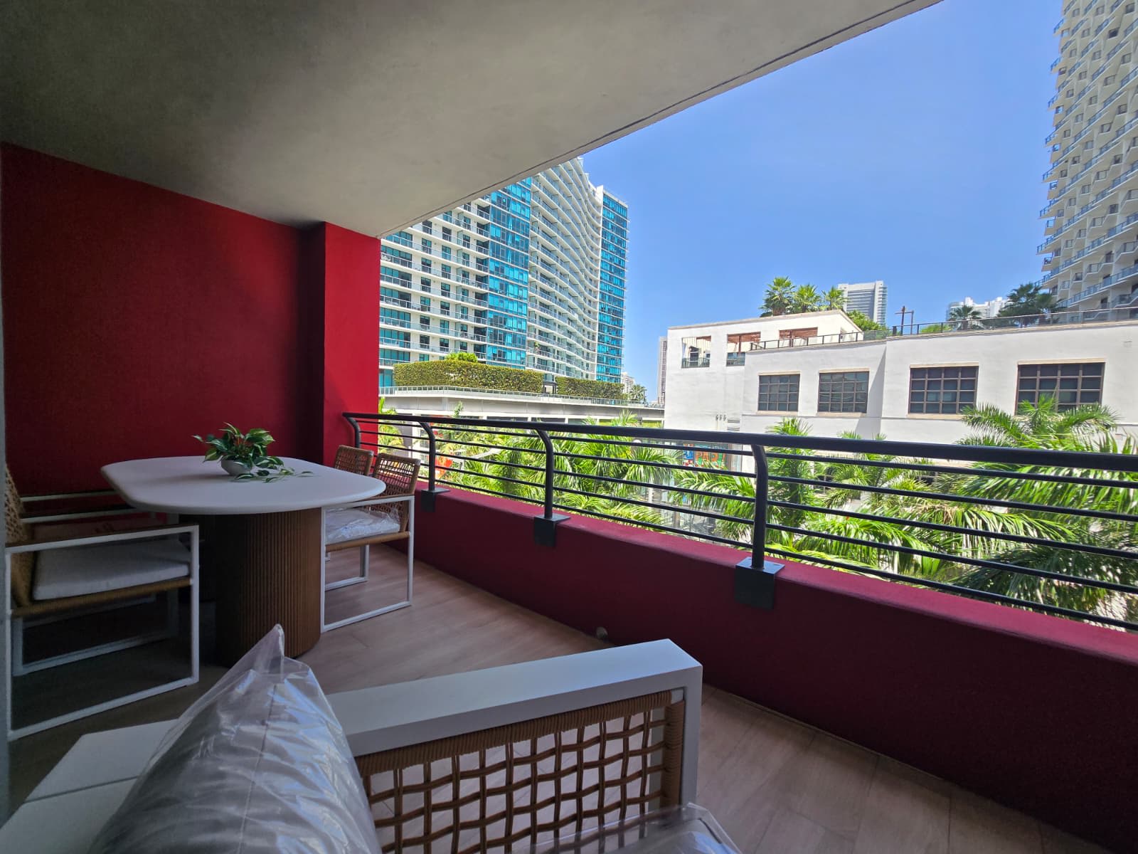 Stylish Midtown 1BR plus Den - Gym - Walk to Wynwood