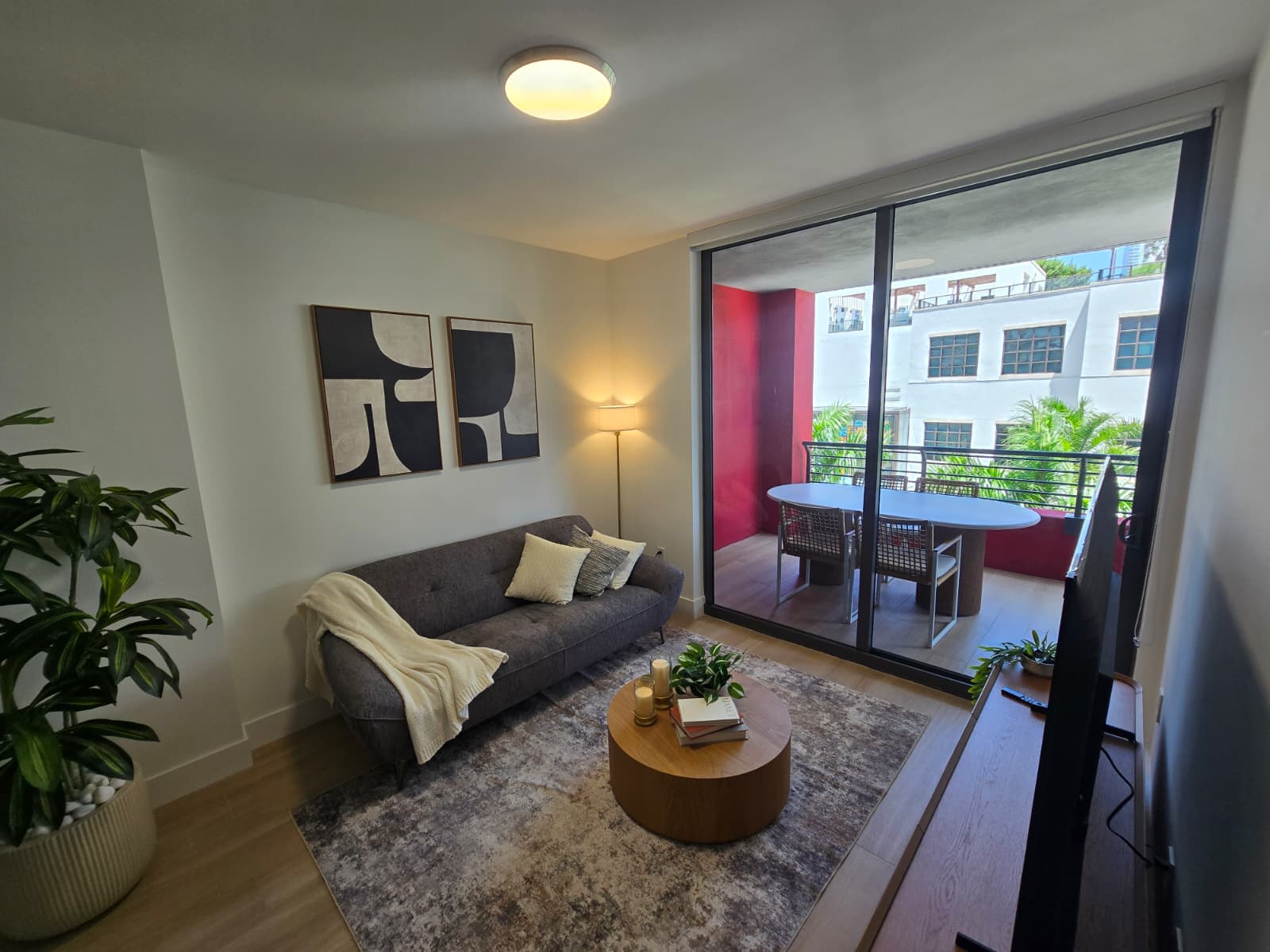 Stylish Midtown 1BR plus Den - Gym - Walk to Wynwood