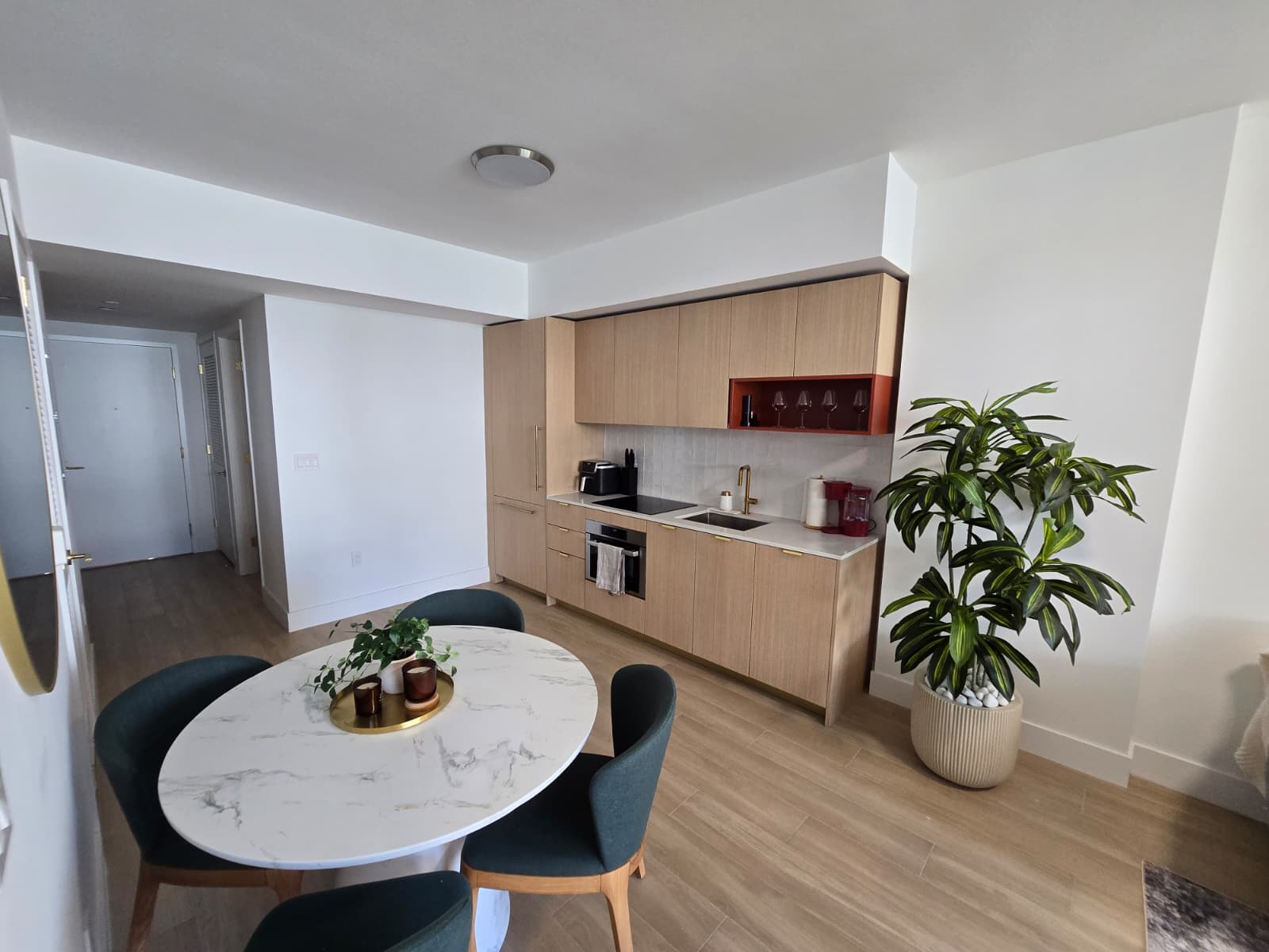Stylish Midtown 1BR plus Den - Gym - Walk to Wynwood