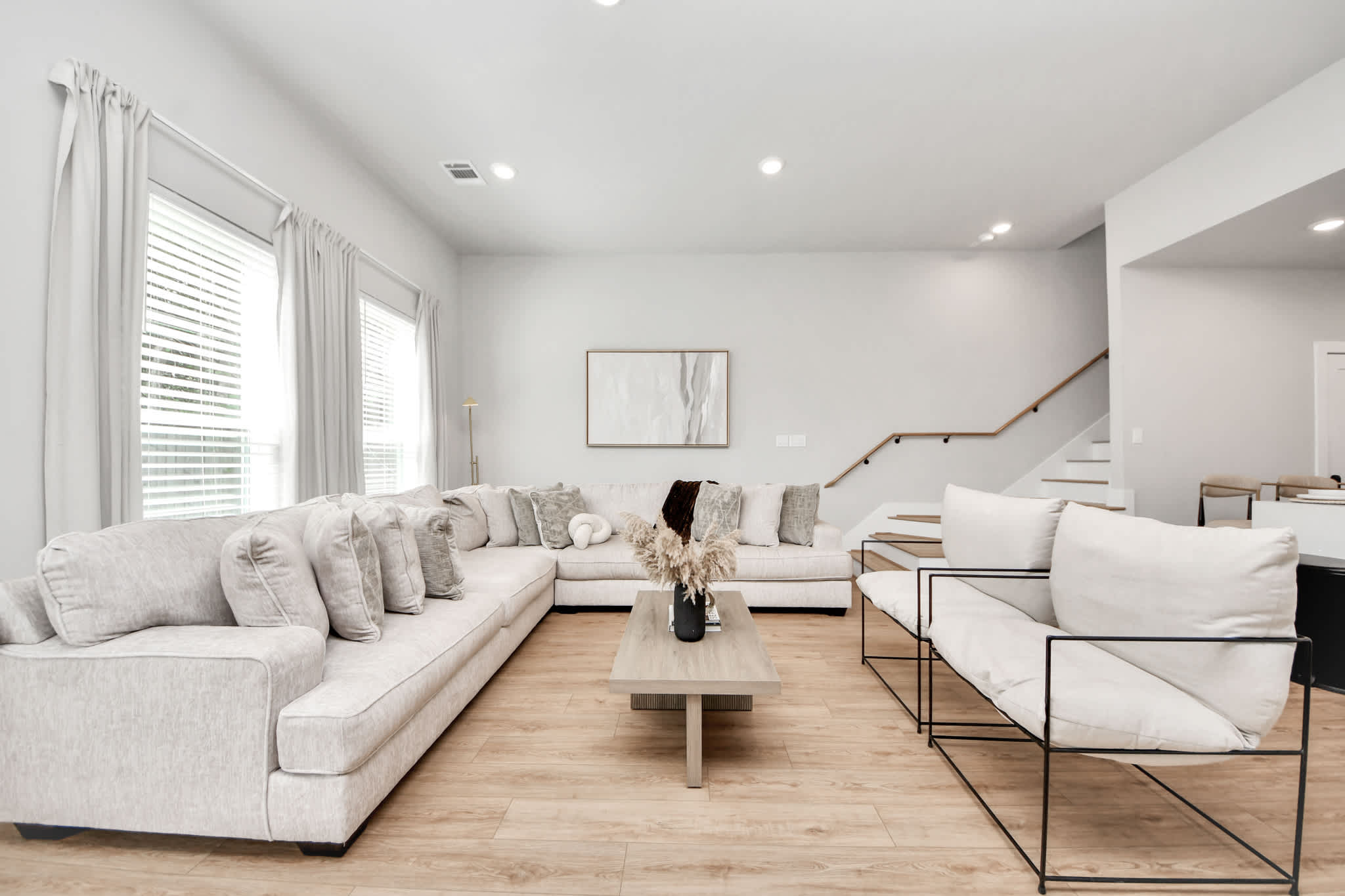 Modern 3BR - Private Yard, Dedicated Workspace, Garage & Free Parking -